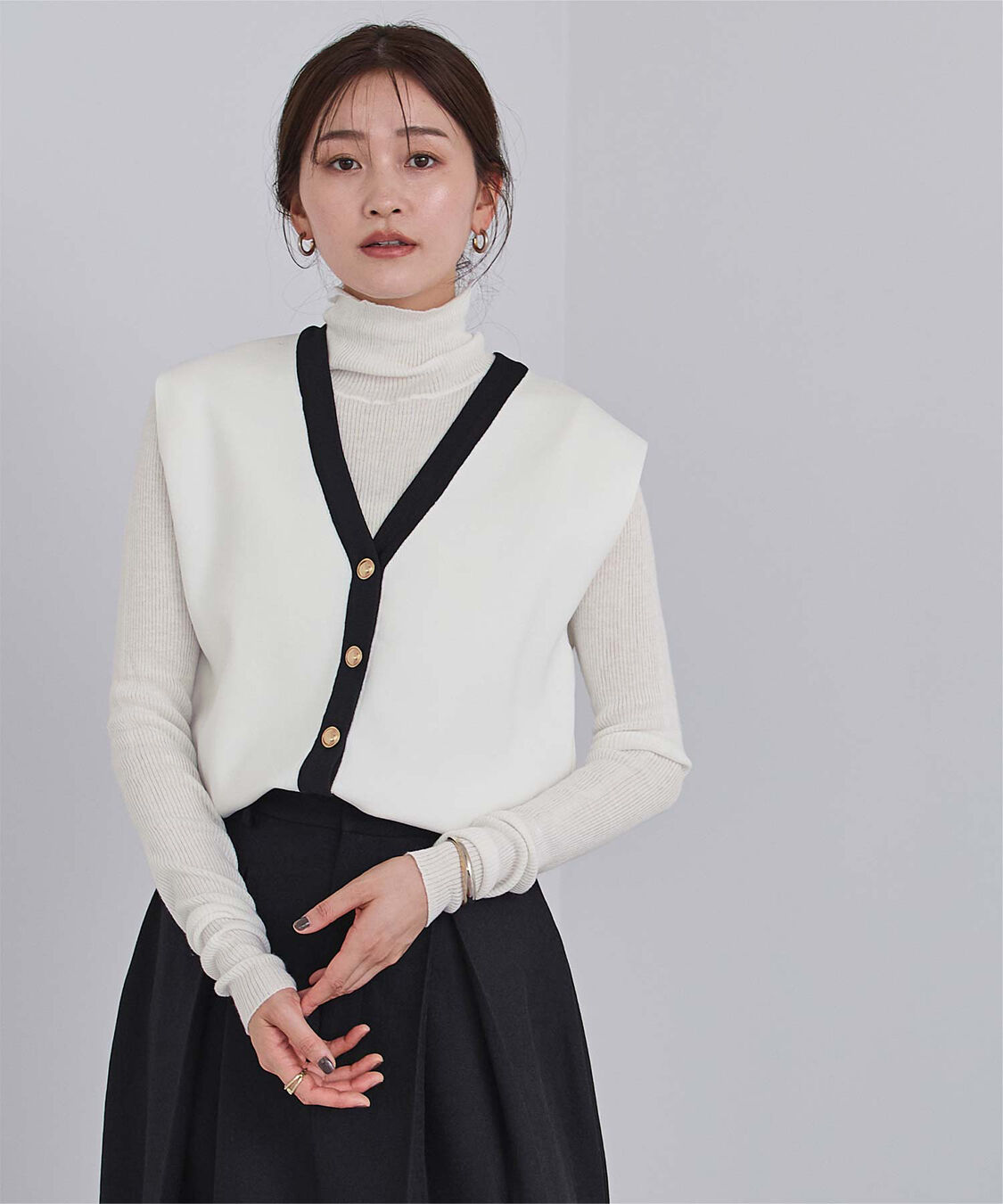 ur's「ゴールド釦コクーンニットベスト」|ニット・セーター|ホワイト/ブラック