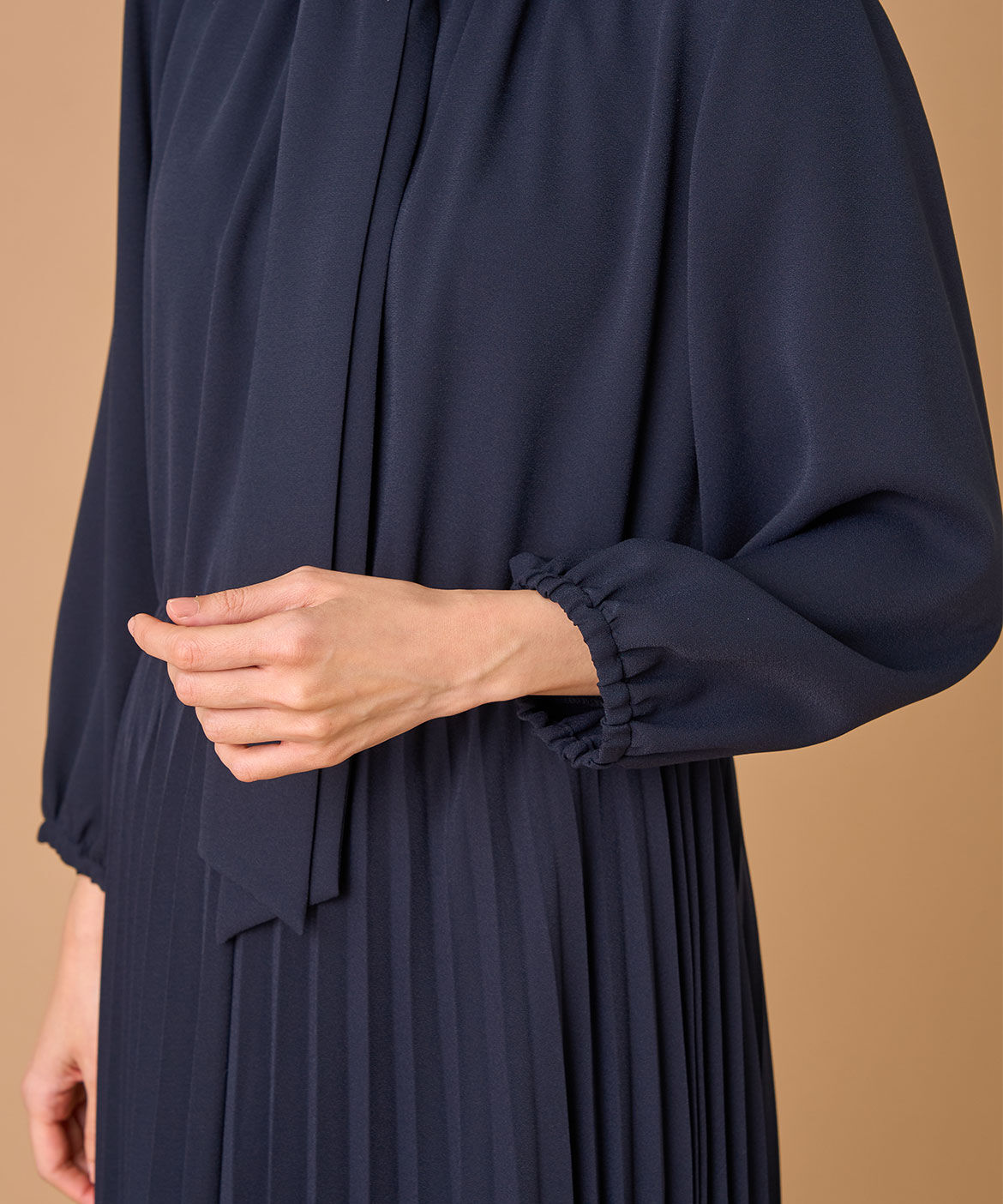 INED「《大きいサイズ》ボウタイ付きプリーツワンピース」|ワンピース|