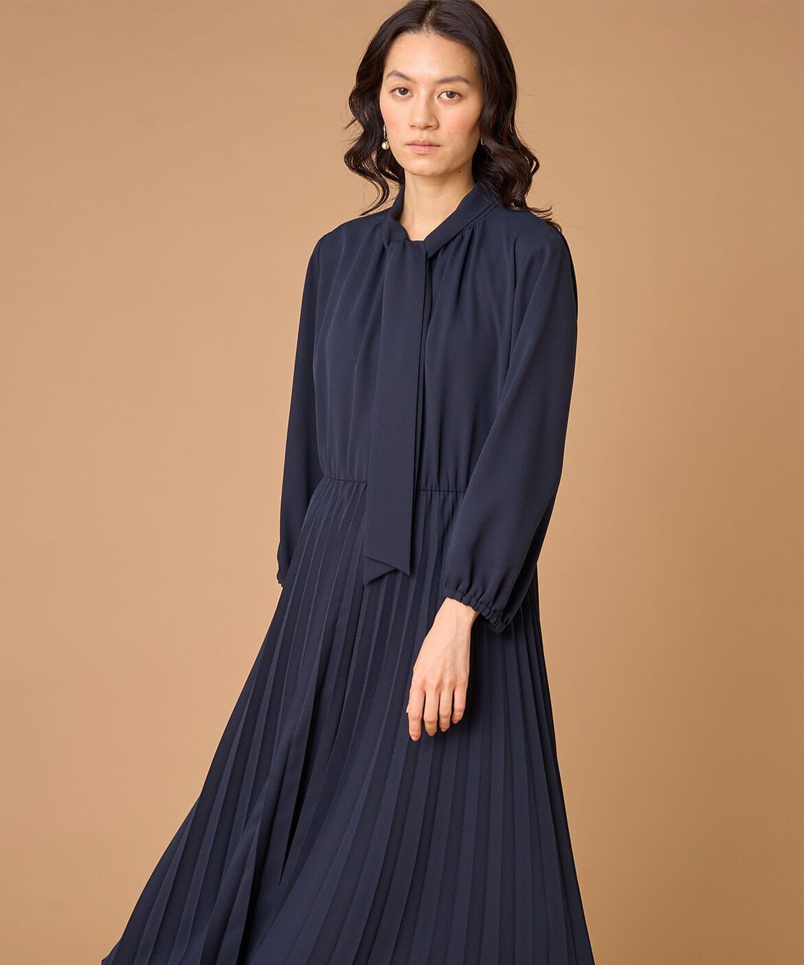 INED「《大きいサイズ》ボウタイ付きプリーツワンピース」|ワンピース|