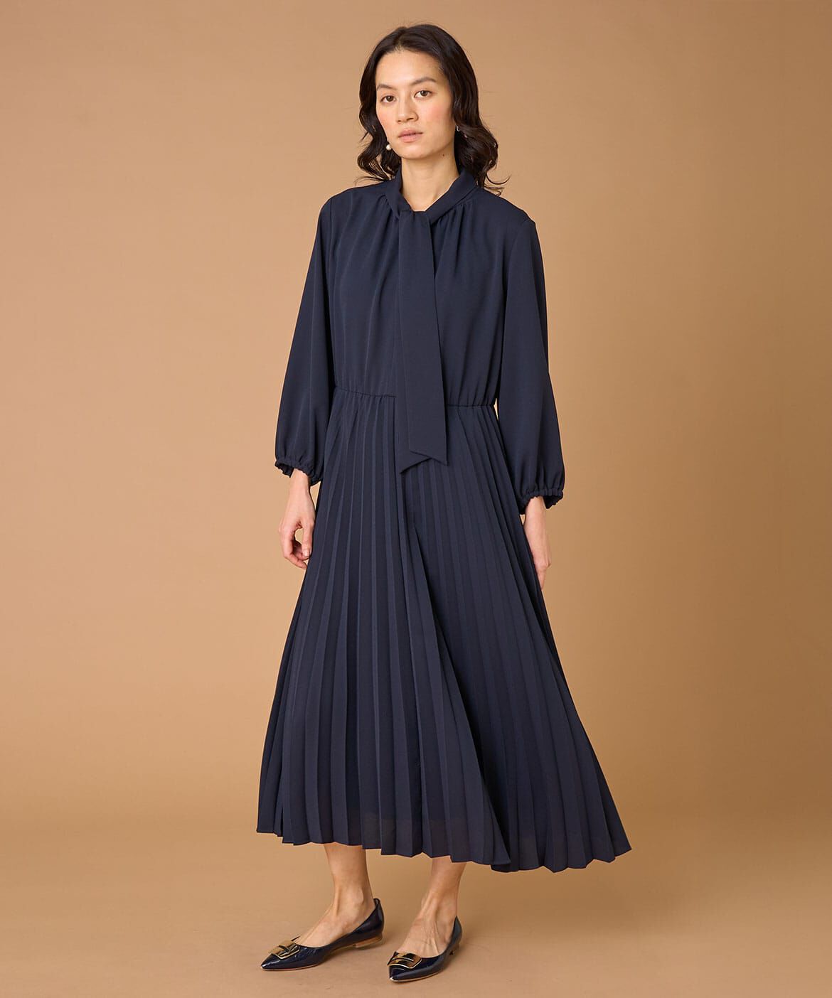 INED「《大きいサイズ》ボウタイ付きプリーツワンピース」|ワンピース|