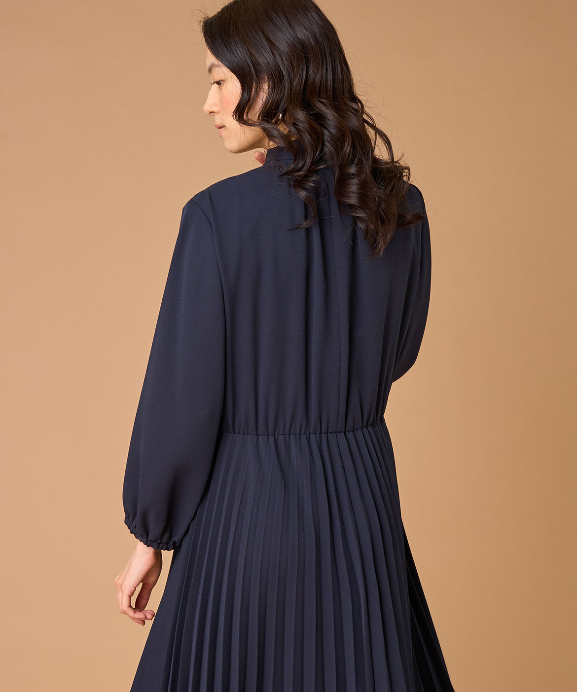 INED「《大きいサイズ》ボウタイ付きプリーツワンピース」|ワンピース|