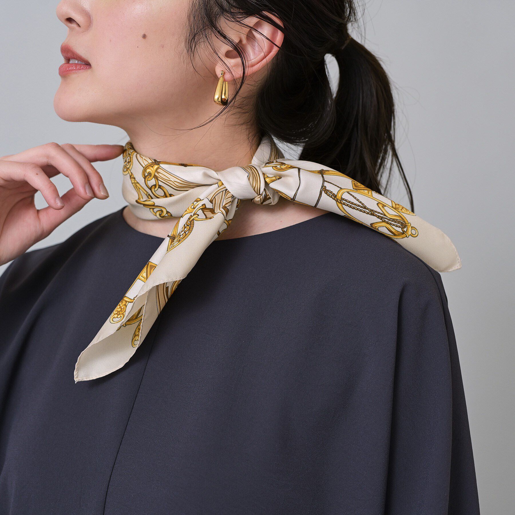 UNTITLED「【手洗い／58cm正方形】ベルトプリントスカーフ」|ストール|