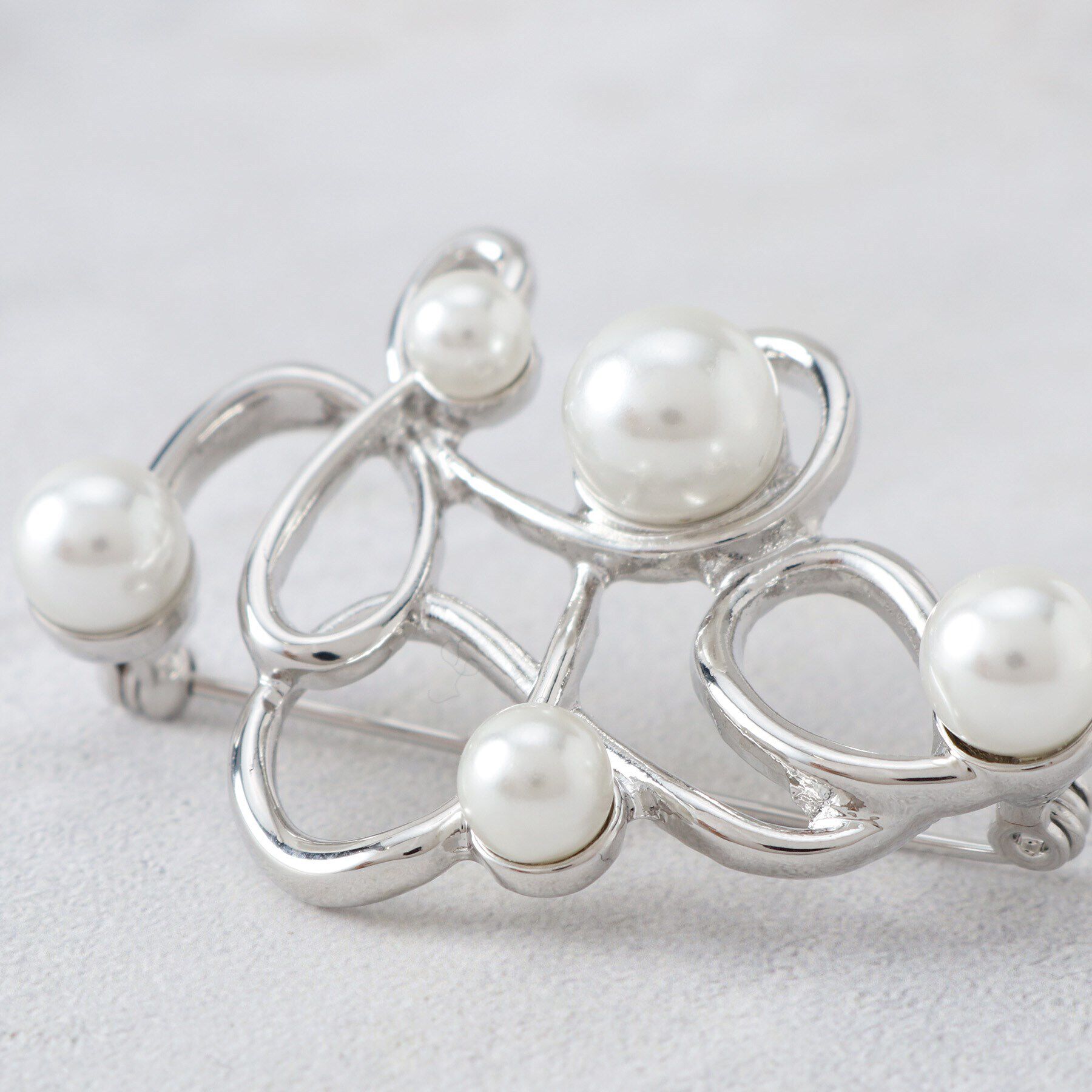 grove「【雑誌掲載】ニュアンスメタルパール調ブローチ【入卒対応可】」|ブローチ・コサージュ|