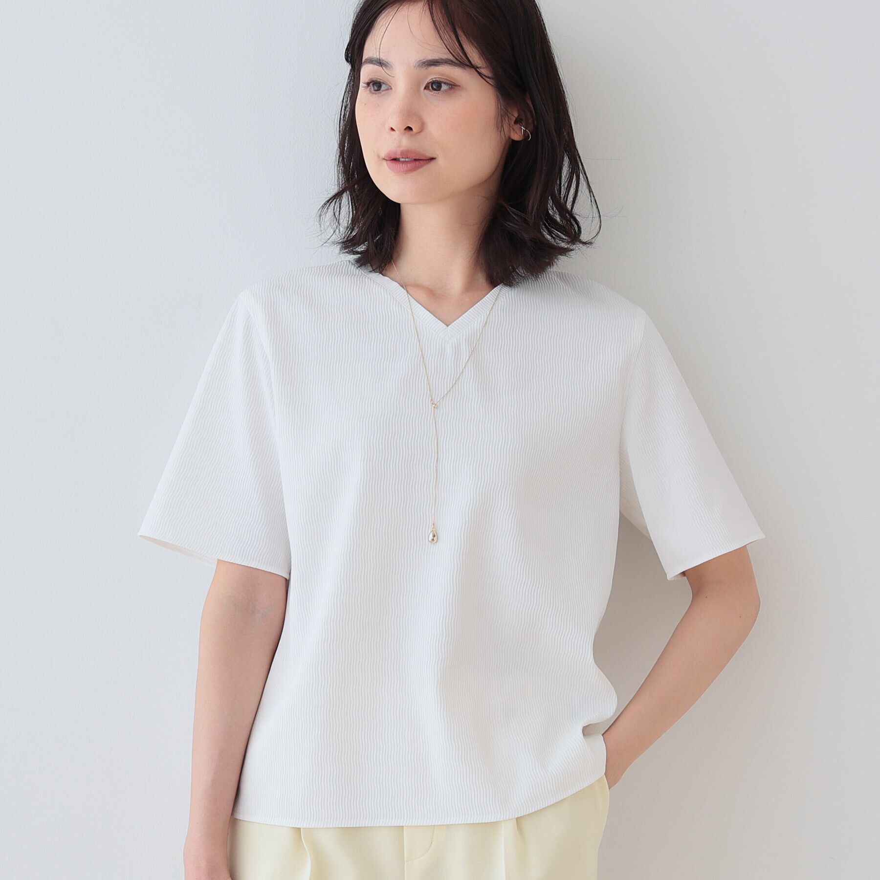 INDIVI「【洗える／凹凸素材】シンプルVネックブラウス」|シャツ・ブラウス|ホワイト(001)