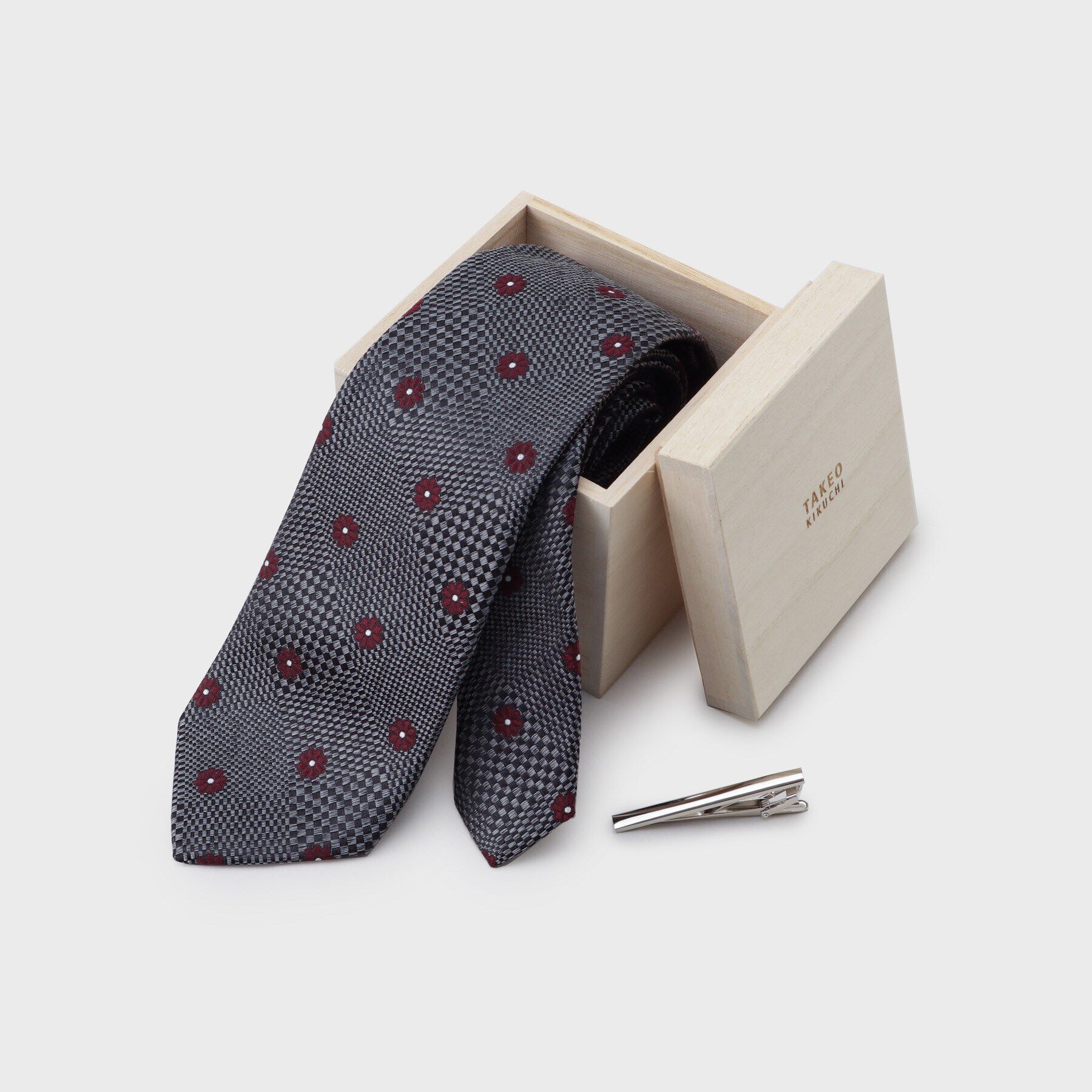 TAKEO KIKUCHI「【MADE IN JAPAN】 桐箱BOX入り ネクタイ&タイバーセット」|ネクタイ・蝶ネクタイ|変形市松フラワー小紋