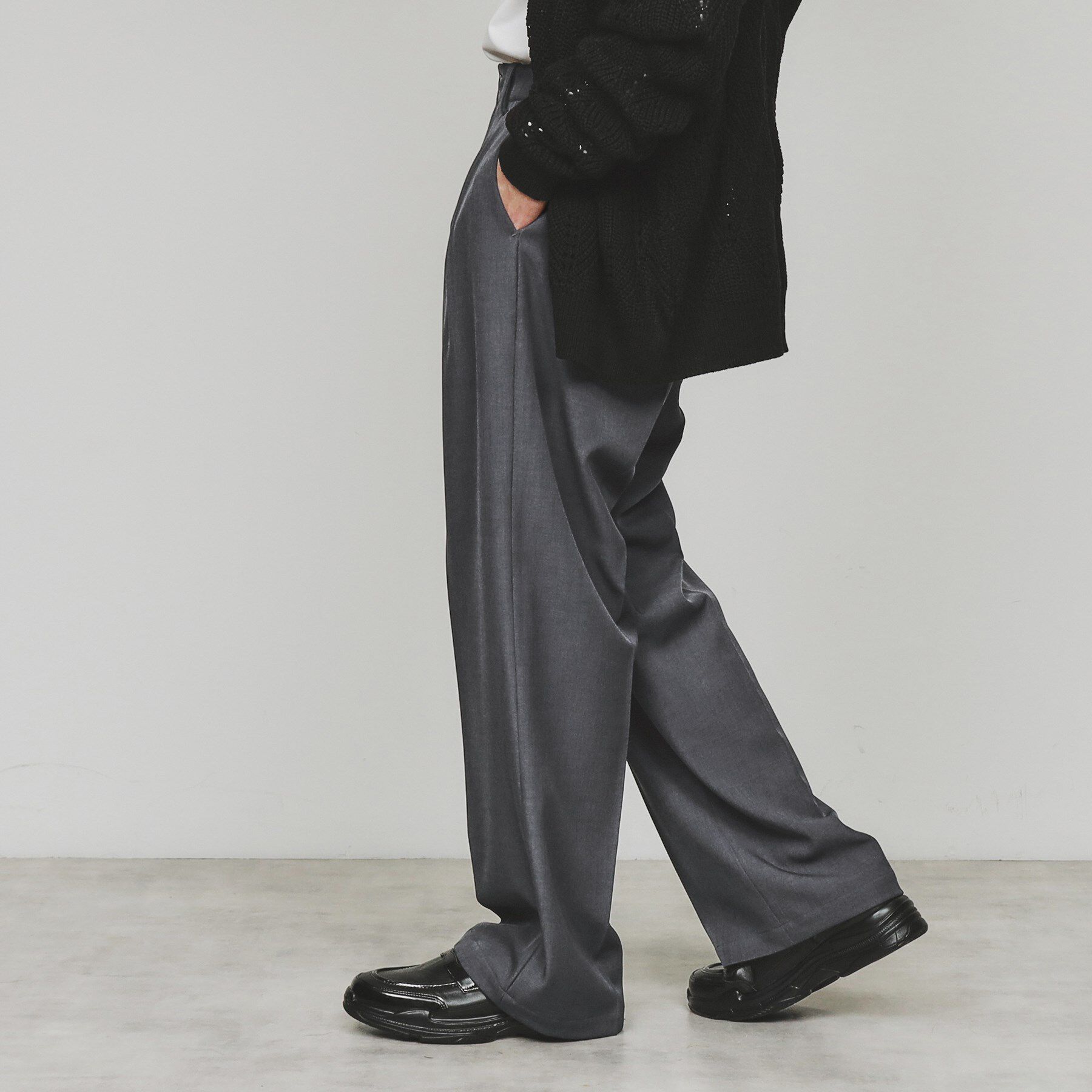 tk.TAKEO KIKUCHI「ワイドテーパードタックパンツ」|その他|チャコールグレー(0
