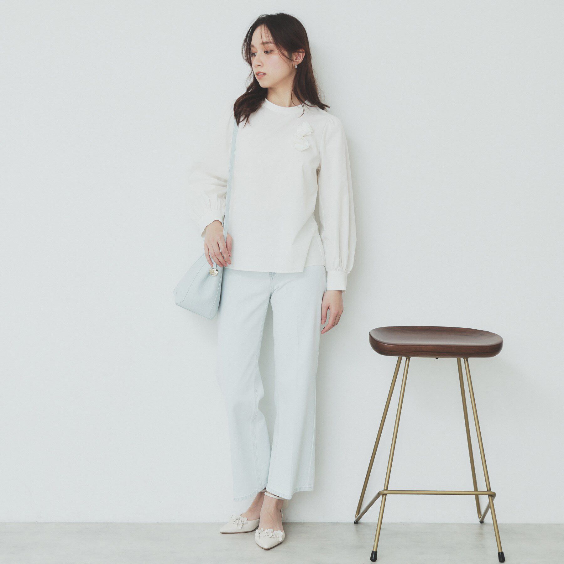 index「コサージュ付きタックパフブラウス【洗濯機洗い可/イージーアイロン】」|シャツ・ブラウス|