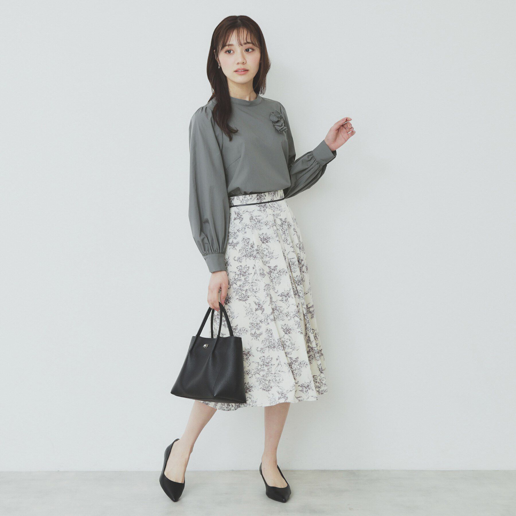 index「コサージュ付きタックパフブラウス【洗濯機洗い可/イージーアイロン】」|シャツ・ブラウス|