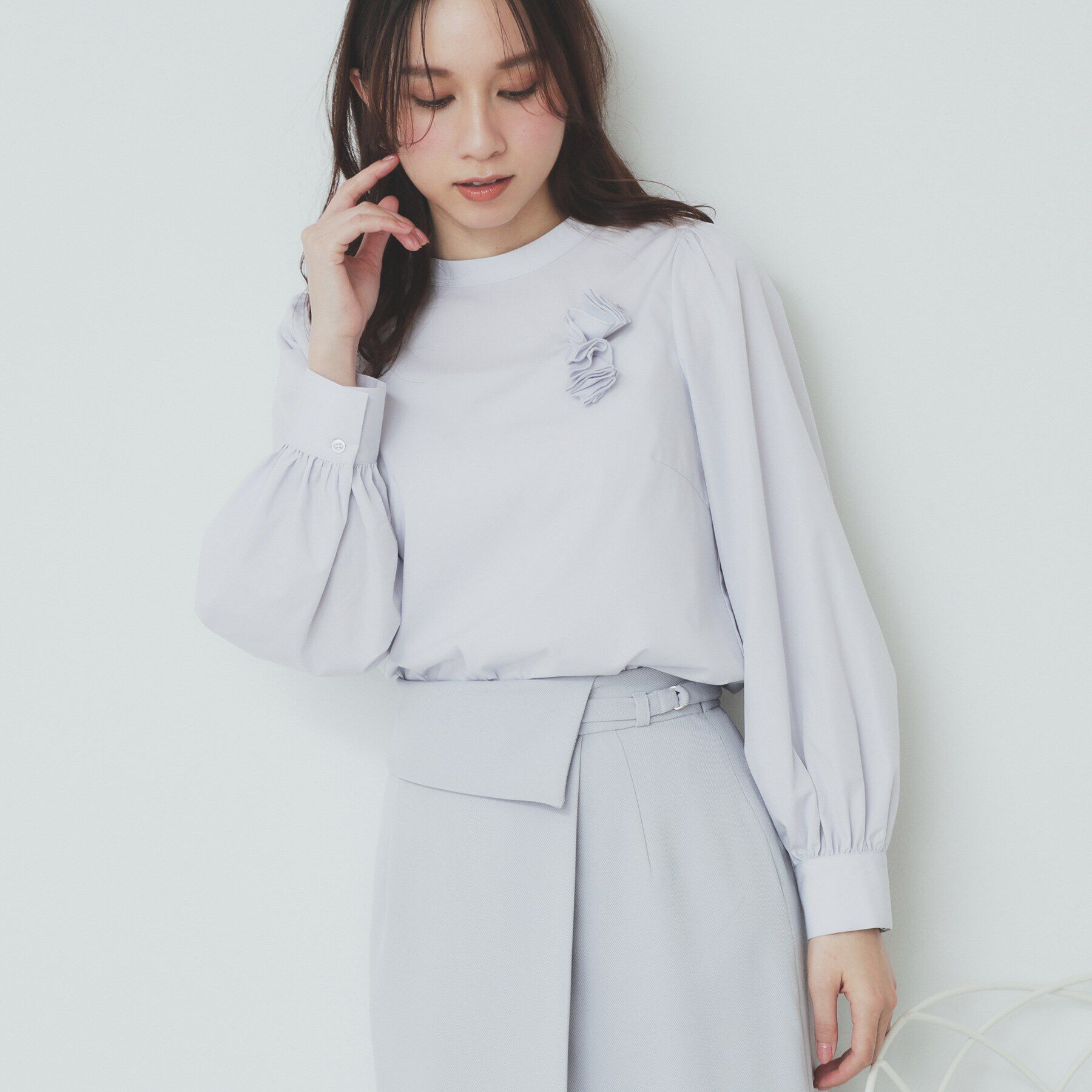 index「コサージュ付きタックパフブラウス【洗濯機洗い可/イージーアイロン】」|シャツ・ブラウス|