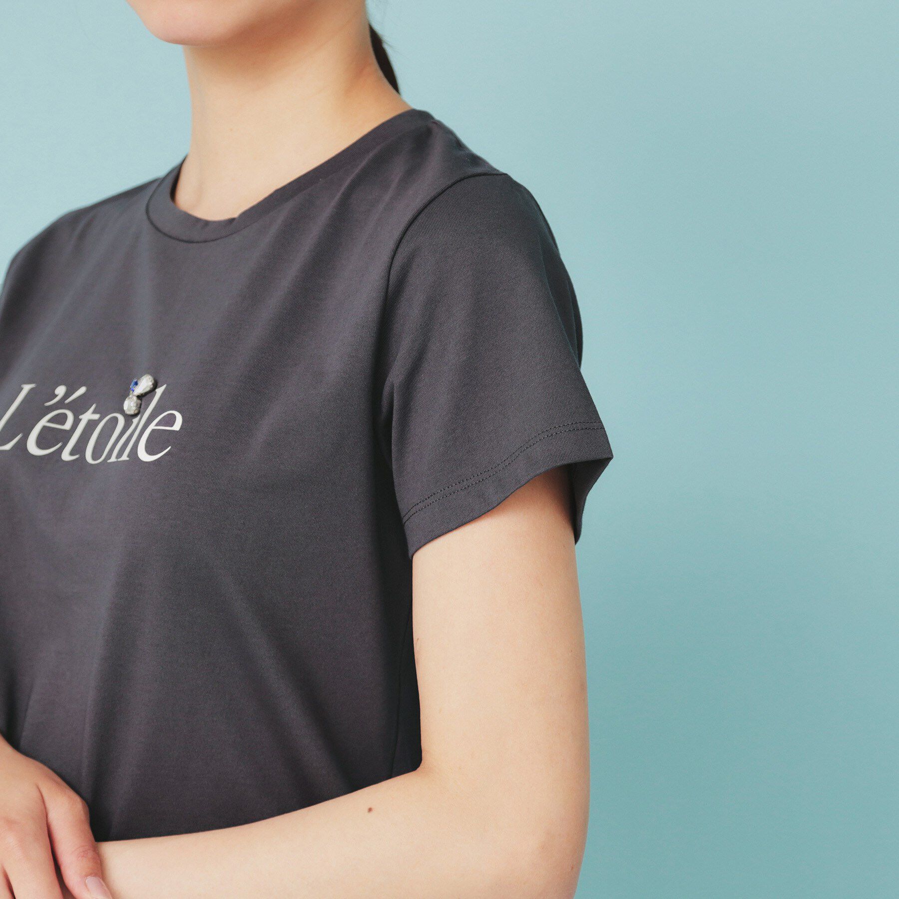 index「《美人百花掲載》ビジュー付きロゴTシャツ【接触冷感/UVケア/吸水速乾/汗ジミ防止/洗濯機洗い可】」|Tシャツ・カットソー|