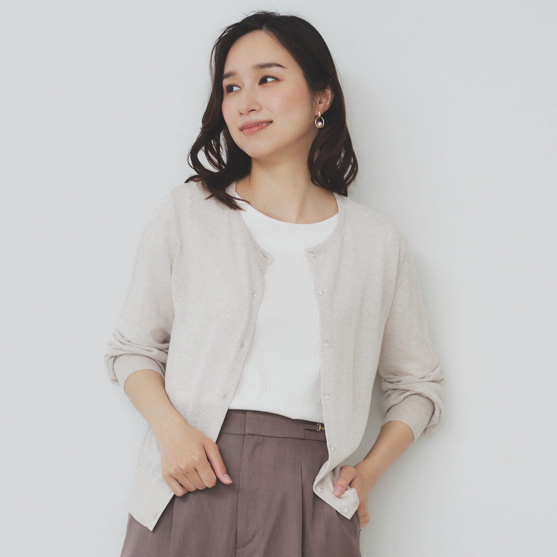 index「《7色展開/XS-LLサイズ》ビジューボタンクルーネックカーディガン【洗濯機洗い可】」|カーディガン|