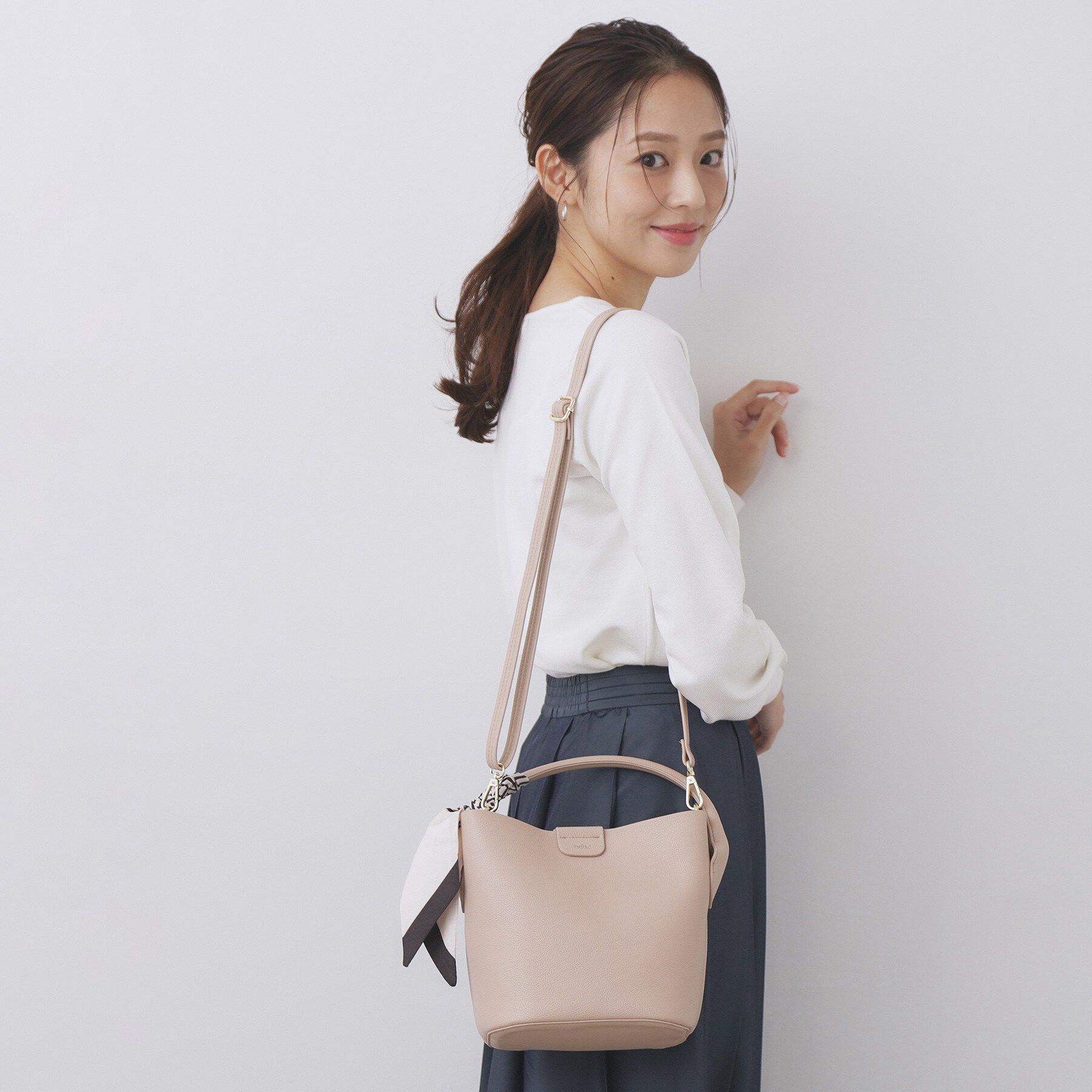 index「ストライプスカーフ付きミドルバッグ【2WAY】」|トートバッグ|ベージュ(052)