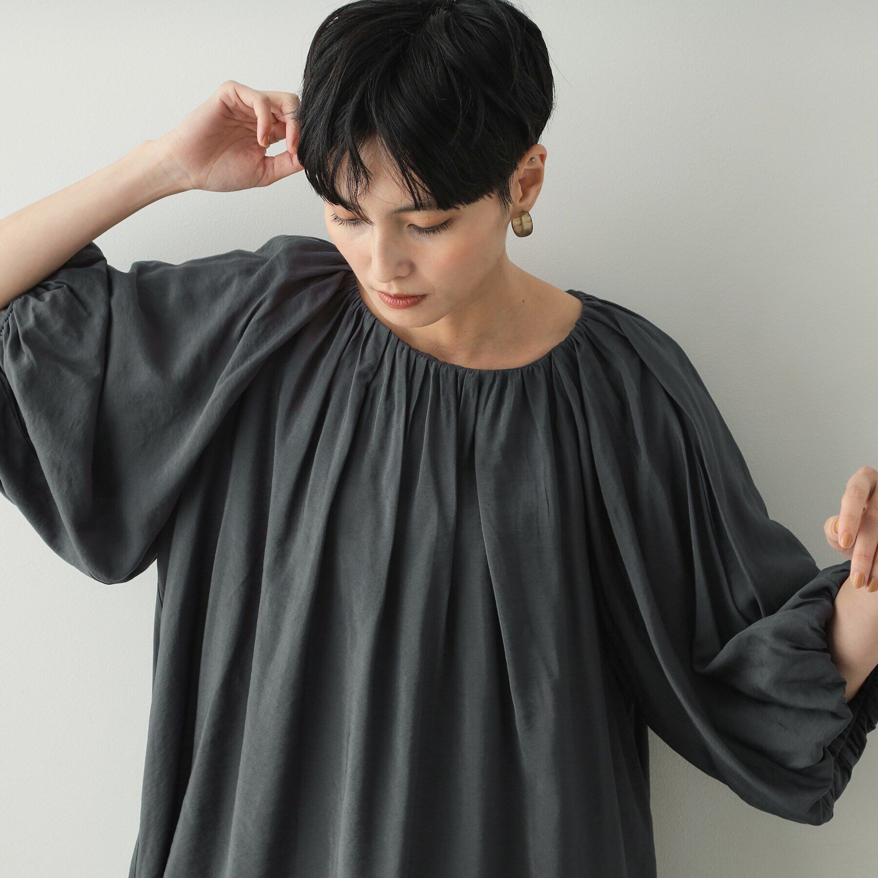 OPAQUE.CLIP「バルーンスリーブギャザーブラウス【洗濯機洗い可】」|シャツ・ブラウス|チャコールグレー(0