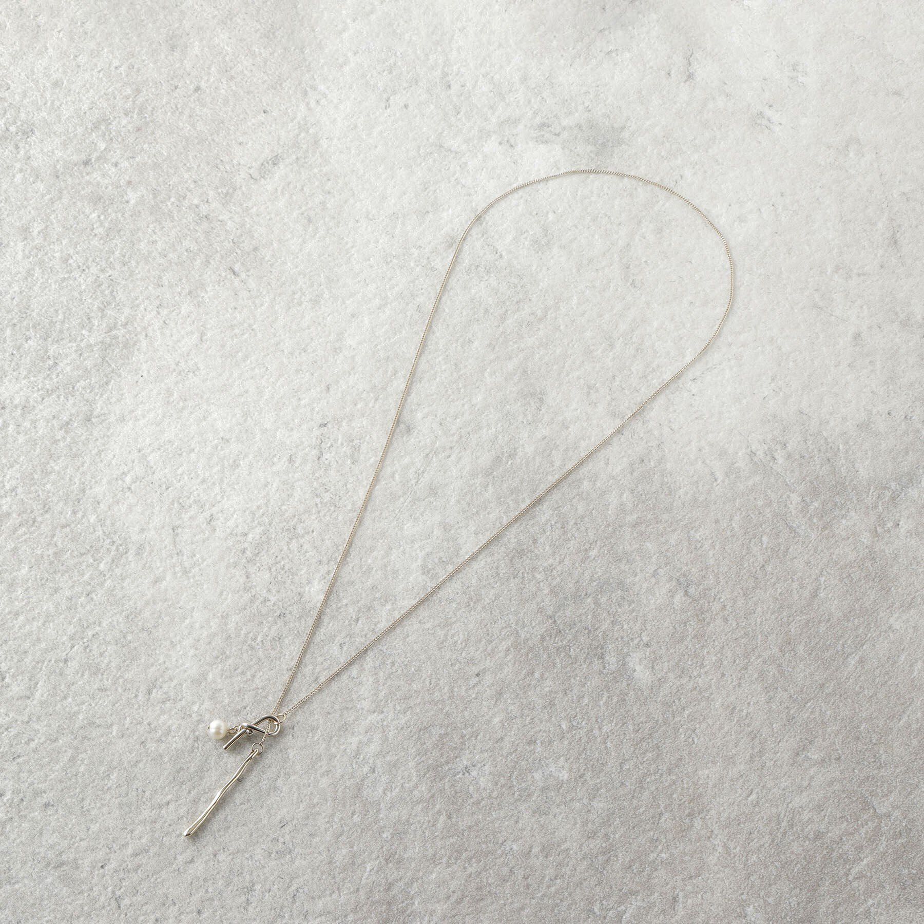 OPAQUE.CLIP「変型メタル&times;フェイクパールY字ネックレス」|ネックレス|