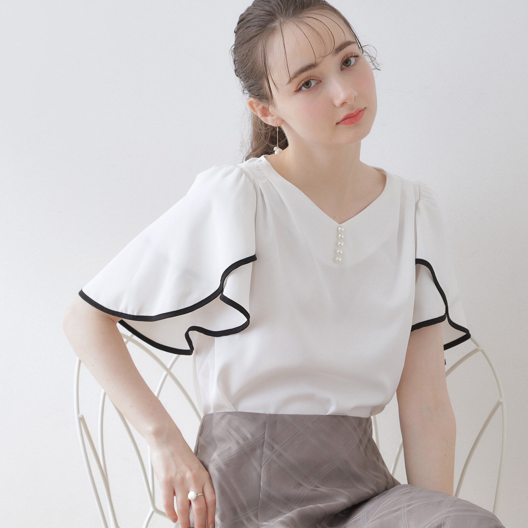 Couture broach「【洗える・二の腕カバー】一枚で華やかにきまるVネックパール調フレアブラウス」|シャツ・ブラウス|ｵﾌﾎﾜｲﾄ(003)