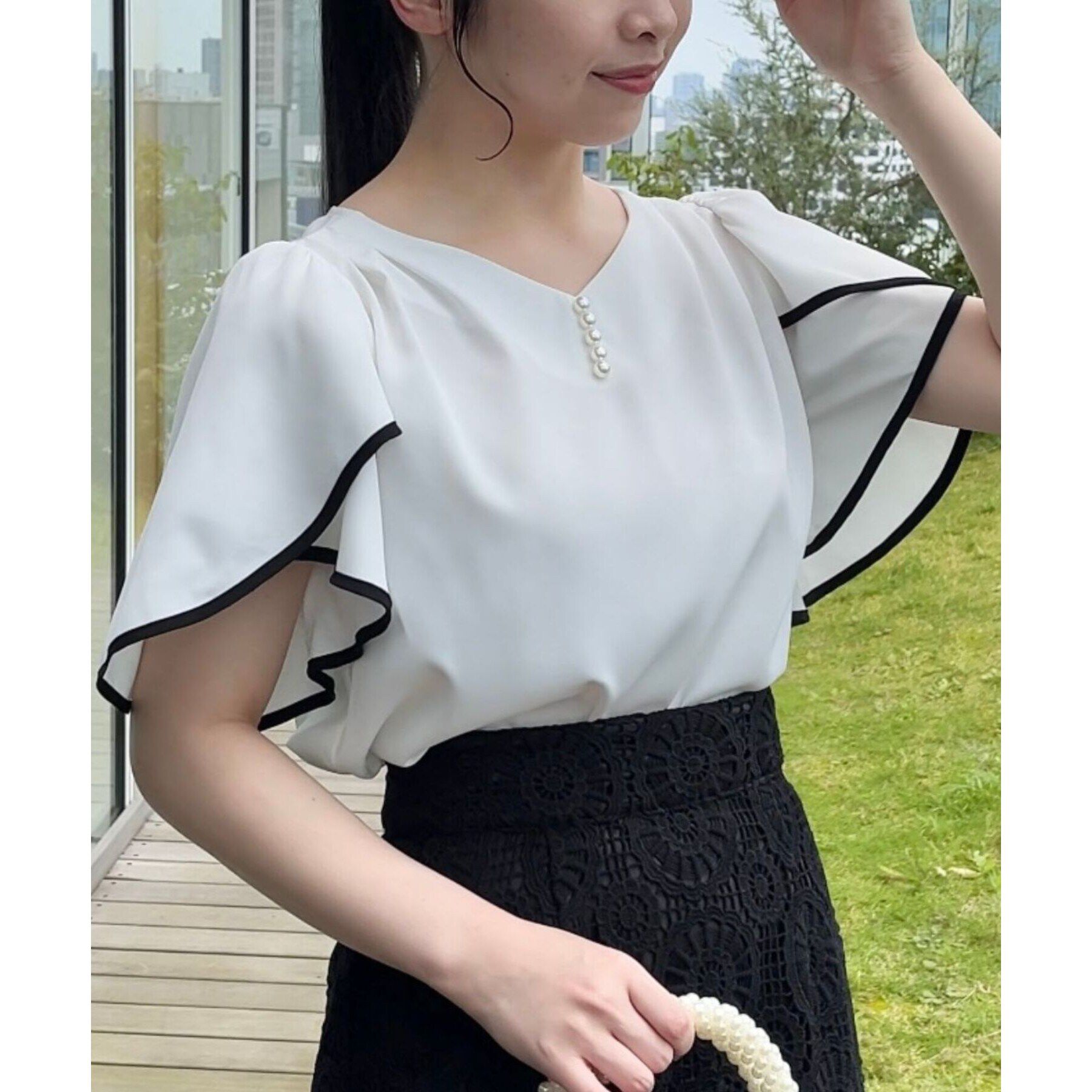 Couture broach「【洗える・二の腕カバー】一枚で華やかにきまるVネックパール調フレアブラウス」|シャツ・ブラウス|