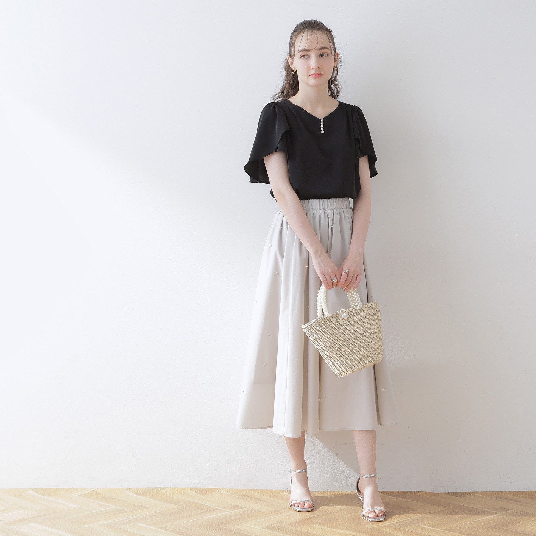 Couture broach「【洗える・二の腕カバー】一枚で華やかにきまるVネックパール調フレアブラウス」|シャツ・ブラウス|