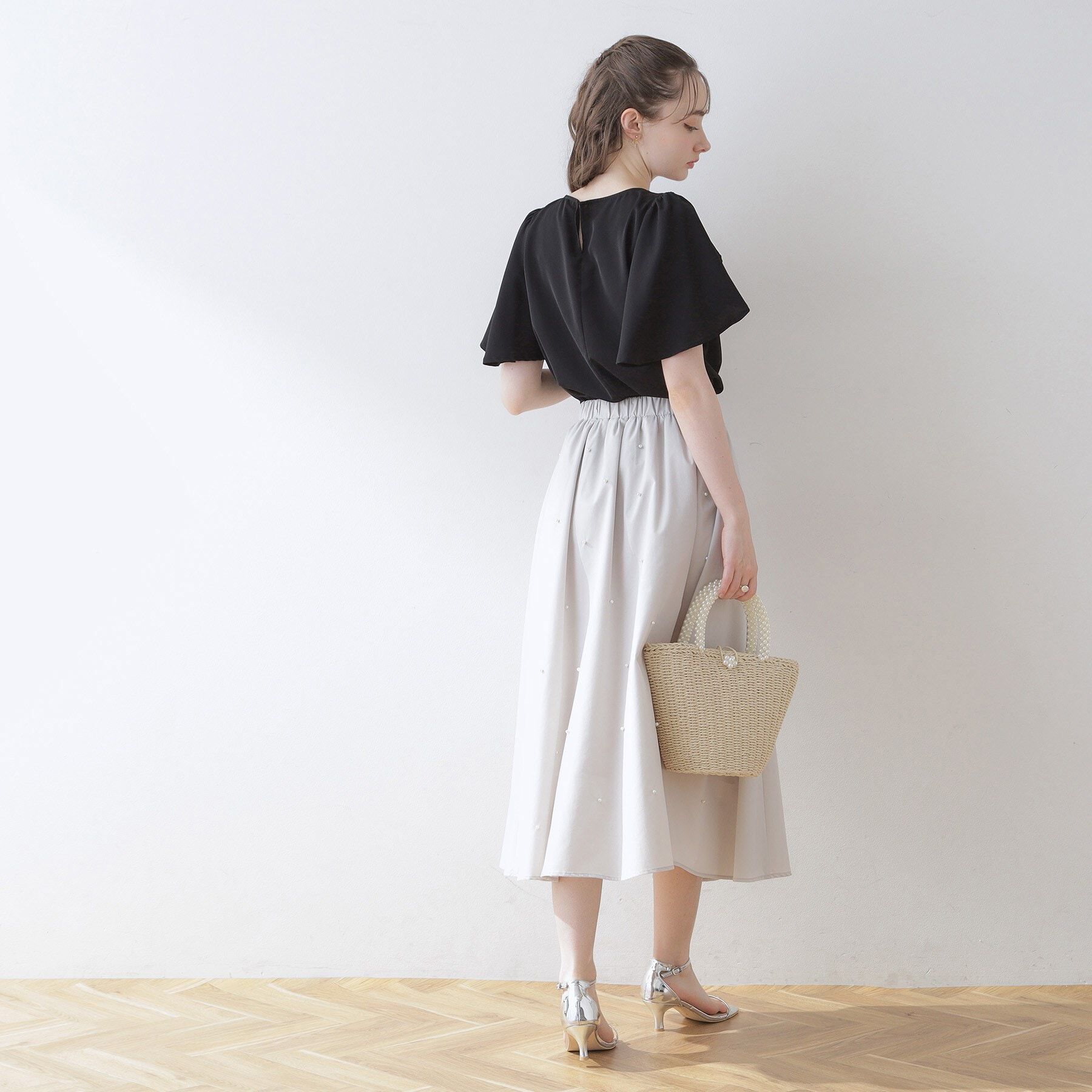 Couture broach「【洗える・二の腕カバー】一枚で華やかにきまるVネックパール調フレアブラウス」|シャツ・ブラウス|