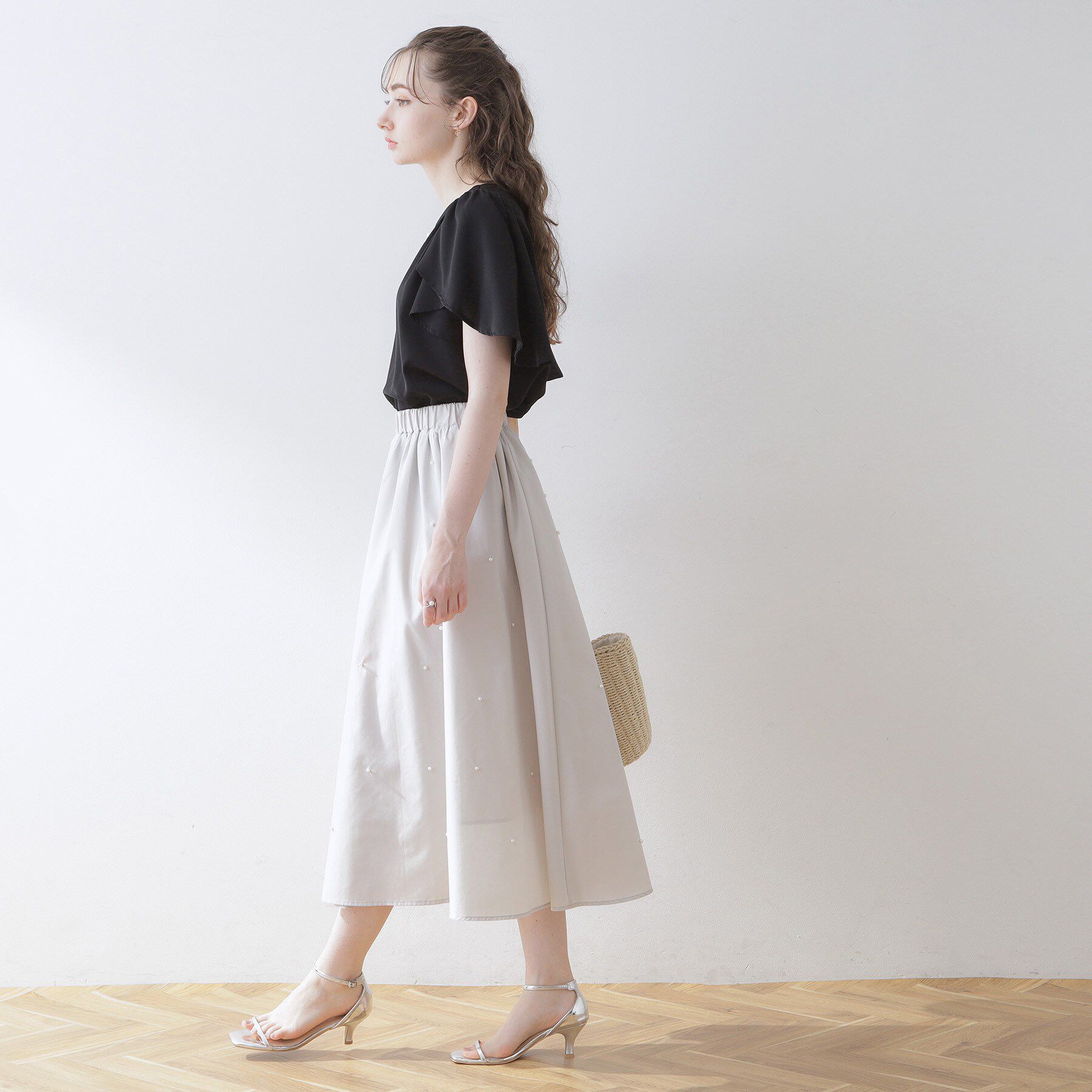 Couture broach「【洗える・二の腕カバー】一枚で華やかにきまるVネックパール調フレアブラウス」|シャツ・ブラウス|