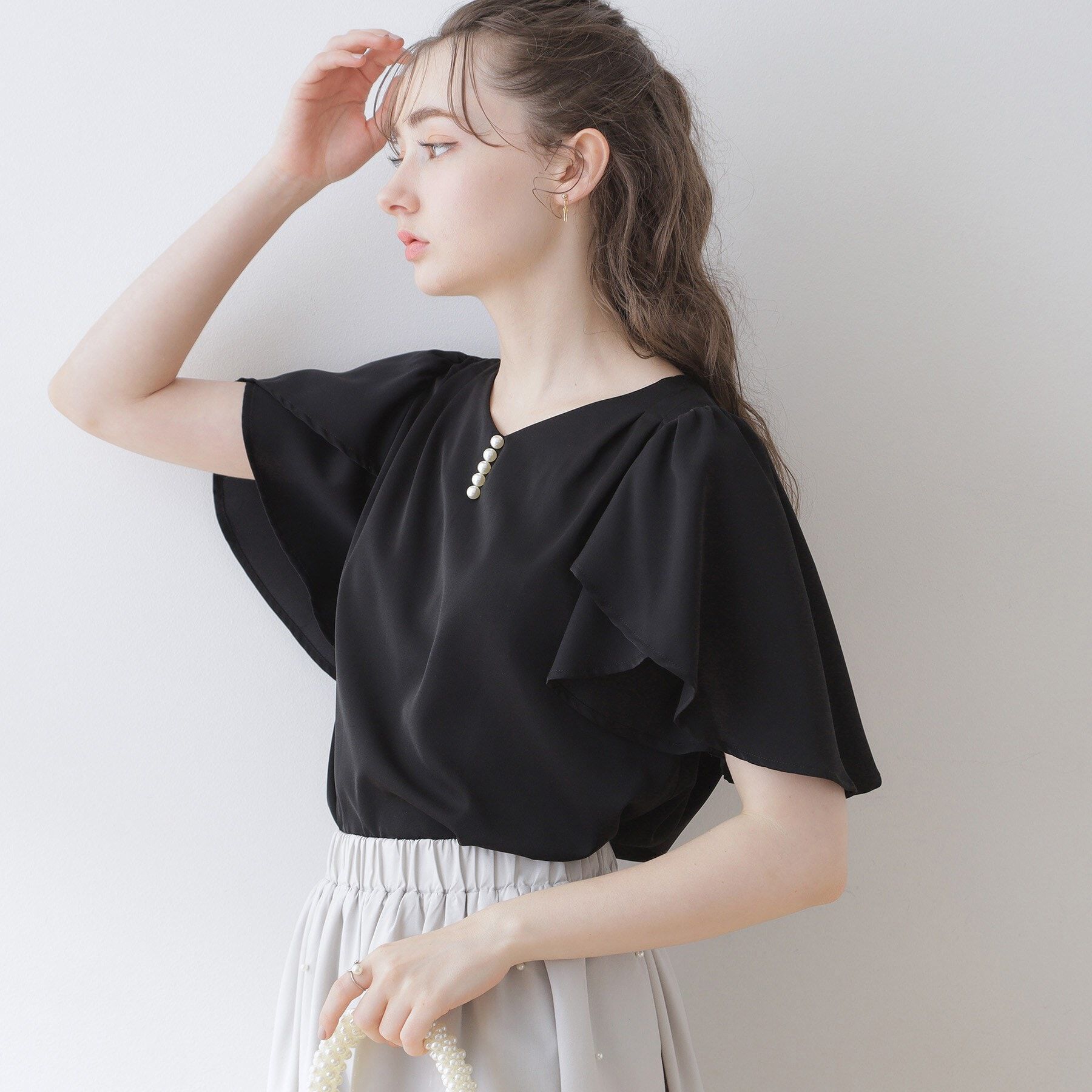 Couture broach「【洗える・二の腕カバー】一枚で華やかにきまるVネックパール調フレアブラウス」|シャツ・ブラウス|