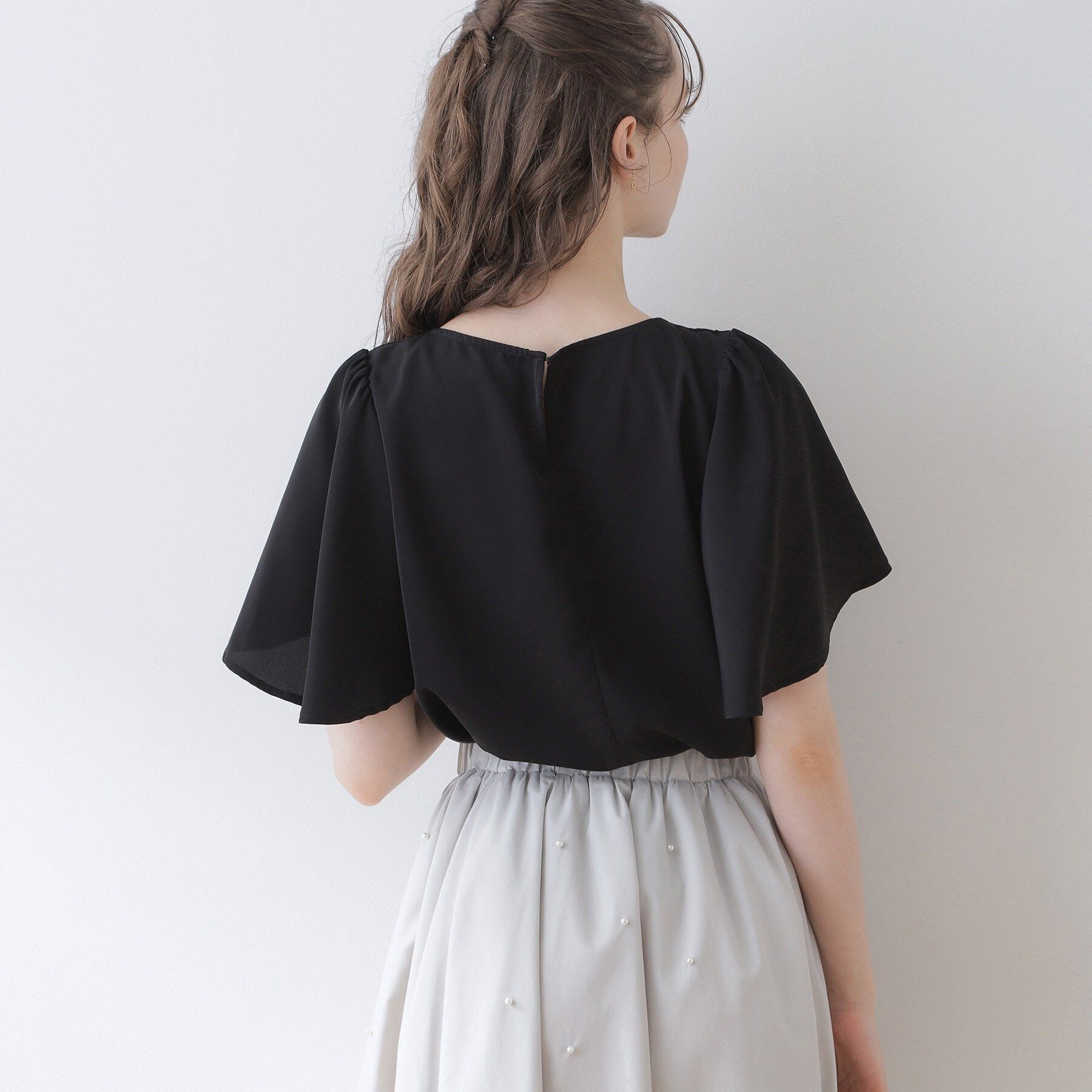 Couture broach「【洗える・二の腕カバー】一枚で華やかにきまるVネックパール調フレアブラウス」|シャツ・ブラウス|