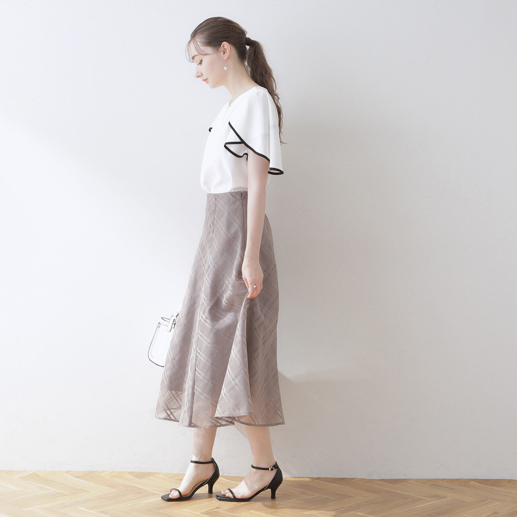 Couture broach「【洗える・二の腕カバー】一枚で華やかにきまるVネックパール調フレアブラウス」|シャツ・ブラウス|