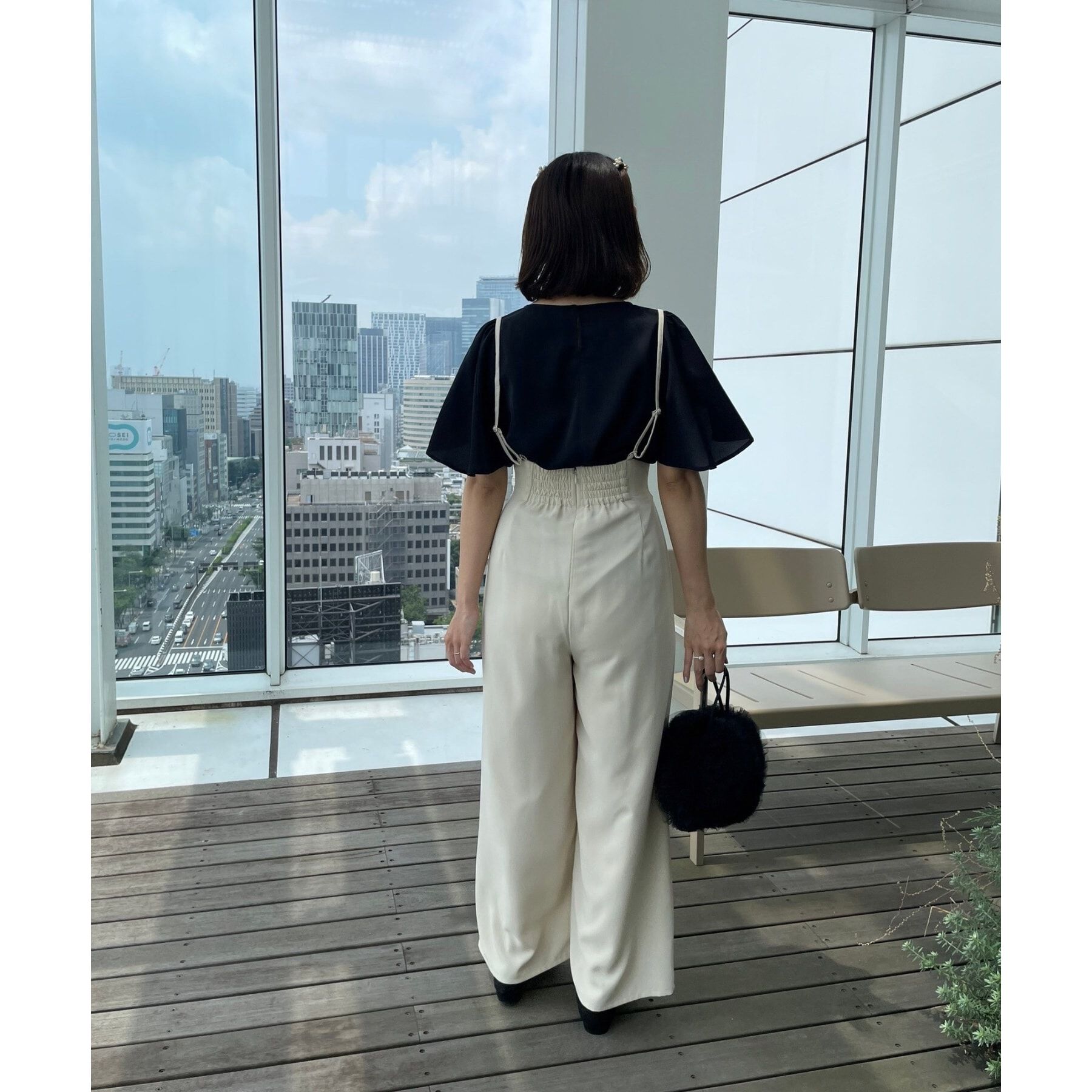 Couture broach「【洗える・二の腕カバー】一枚で華やかにきまるVネックパール調フレアブラウス」|シャツ・ブラウス|