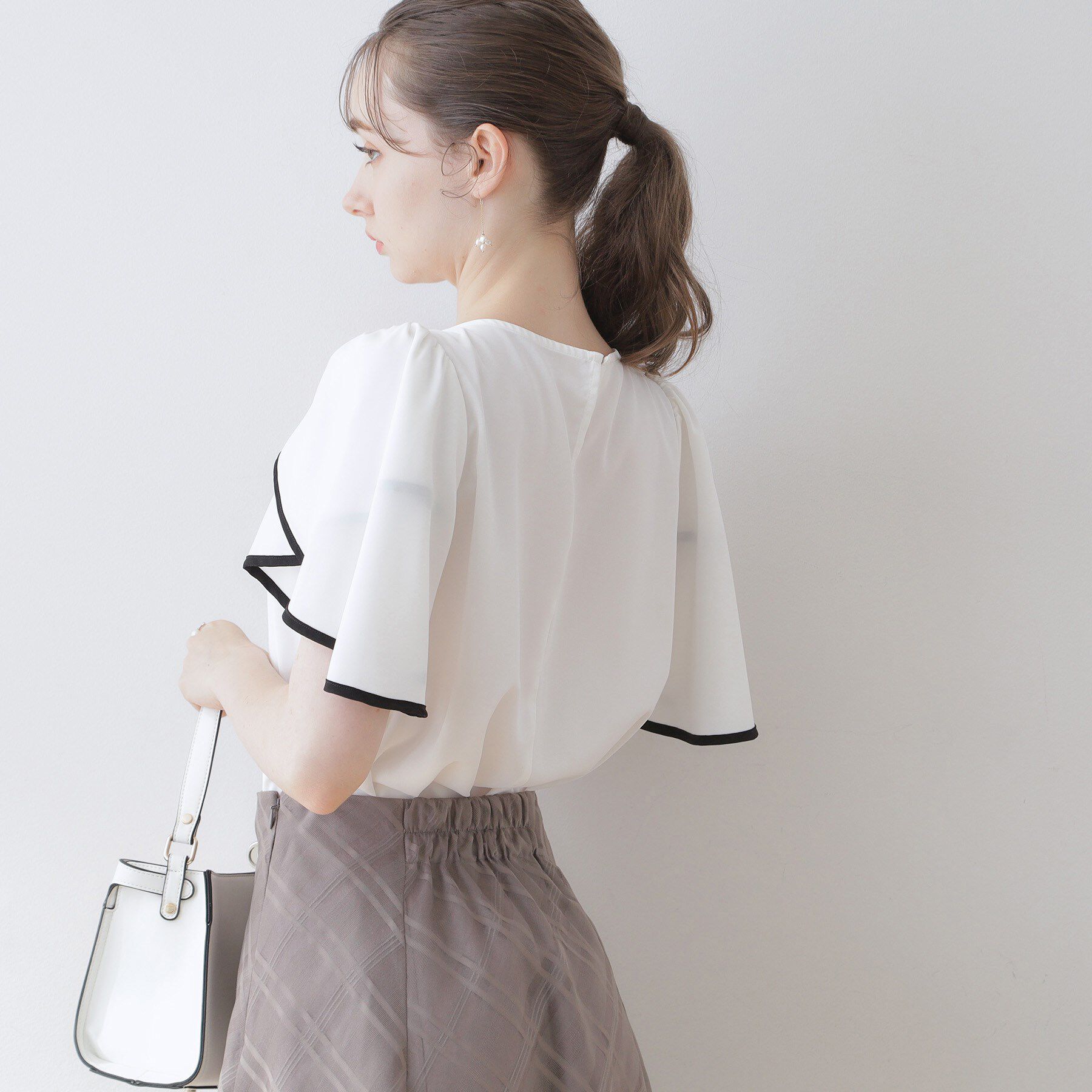 Couture broach「【洗える・二の腕カバー】一枚で華やかにきまるVネックパール調フレアブラウス」|シャツ・ブラウス|