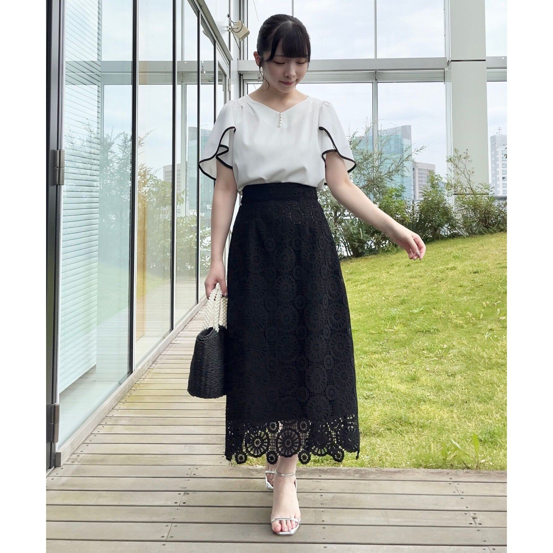 Couture broach「【洗える・二の腕カバー】一枚で華やかにきまるVネックパール調フレアブラウス」|シャツ・ブラウス|