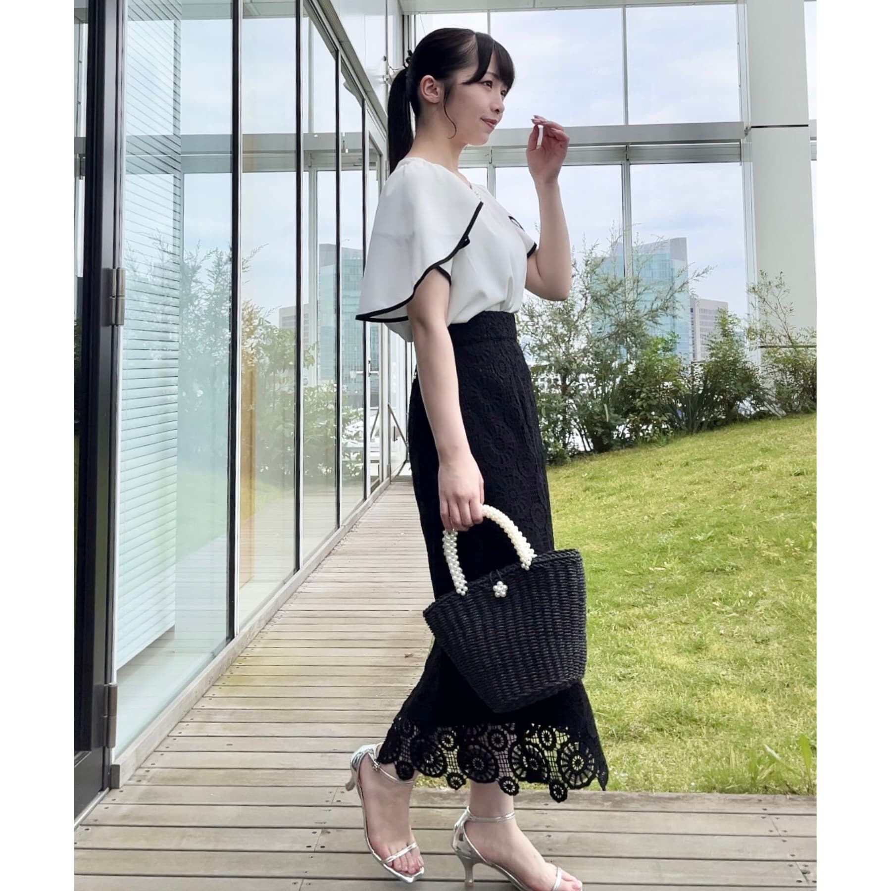 Couture broach「【洗える・二の腕カバー】一枚で華やかにきまるVネックパール調フレアブラウス」|シャツ・ブラウス|