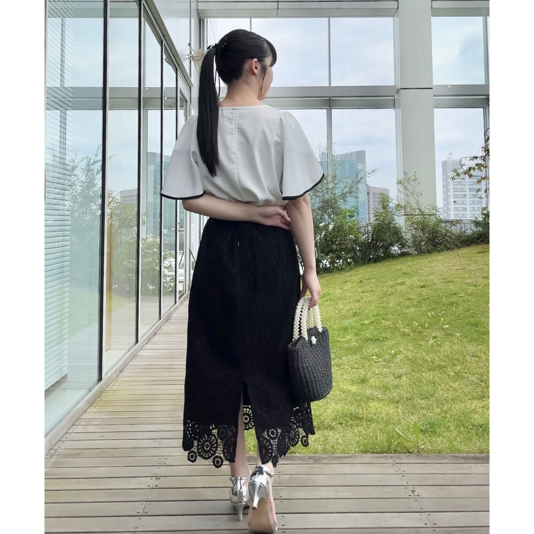 Couture broach「【洗える・二の腕カバー】一枚で華やかにきまるVネックパール調フレアブラウス」|シャツ・ブラウス|