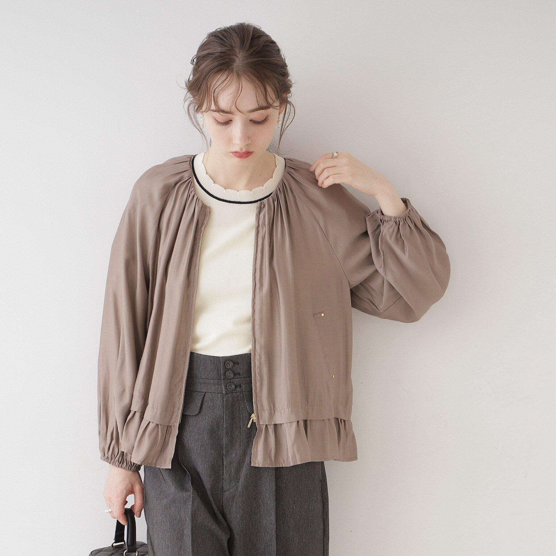 Couture broach「【上品・高見えブルゾン】シルキーローンノーカラーフリルブルゾン」|ブルゾン・スタジャン|