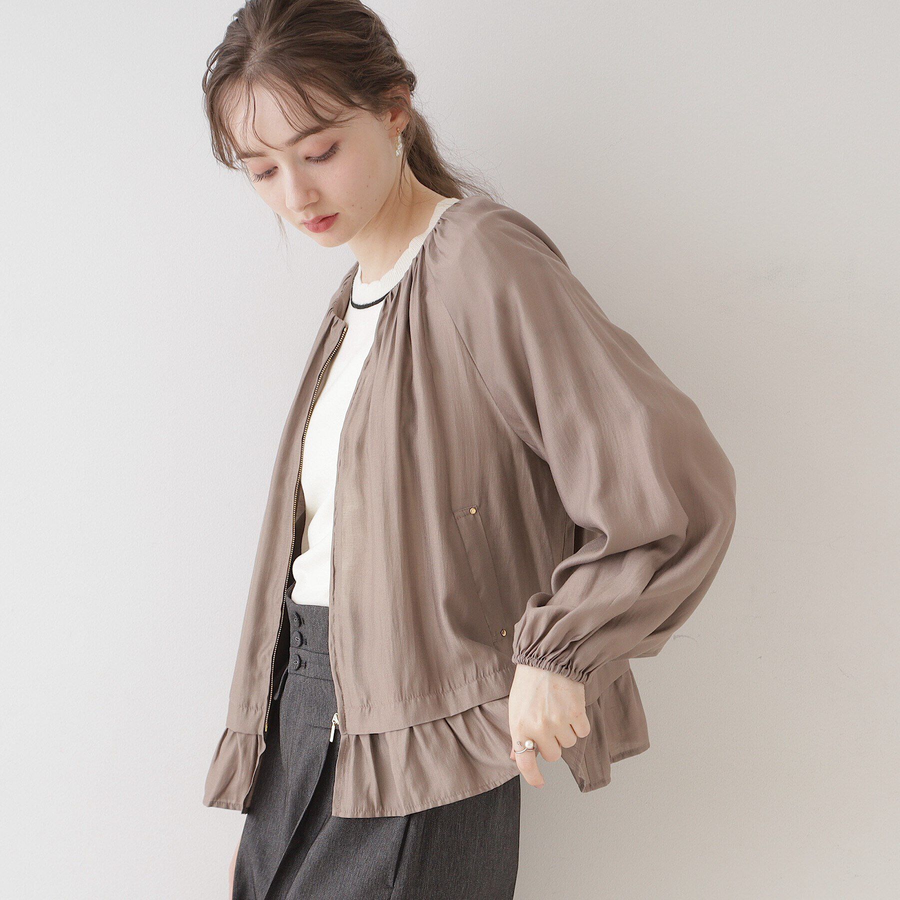 Couture broach「【上品・高見えブルゾン】シルキーローンノーカラーフリルブルゾン」|ブルゾン・スタジャン|