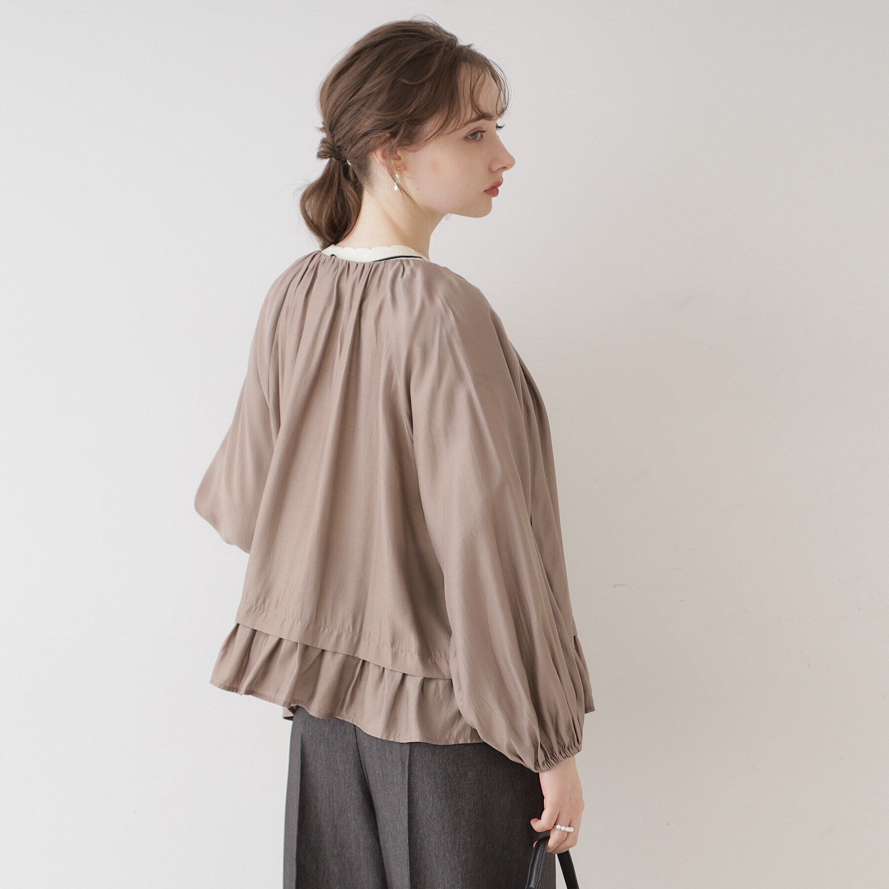 Couture broach「【上品・高見えブルゾン】シルキーローンノーカラーフリルブルゾン」|ブルゾン・スタジャン|