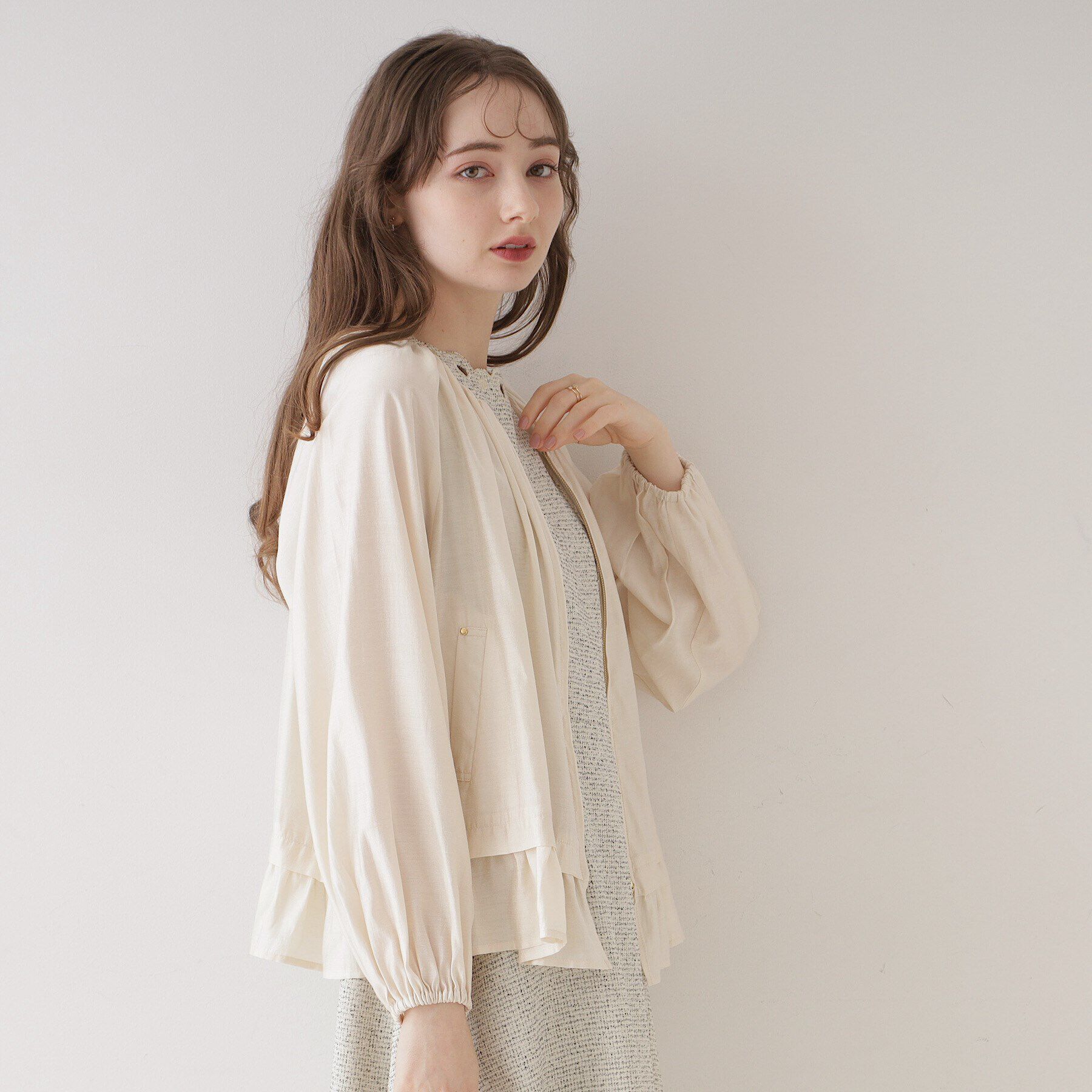 Couture broach「【上品・高見えブルゾン】シルキーローンノーカラーフリルブルゾン」|ブルゾン・スタジャン|