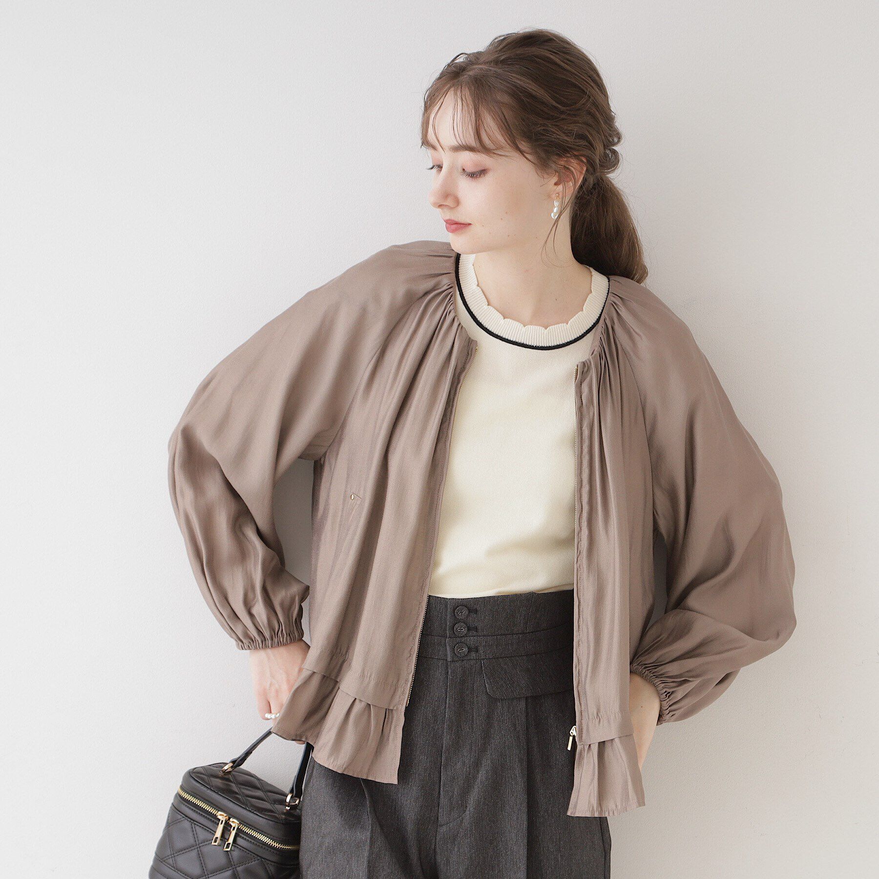 Couture broach「【上品・高見えブルゾン】シルキーローンノーカラーフリルブルゾン」|ブルゾン・スタジャン|ﾓｶﾌﾞﾗｳﾝ(042)
