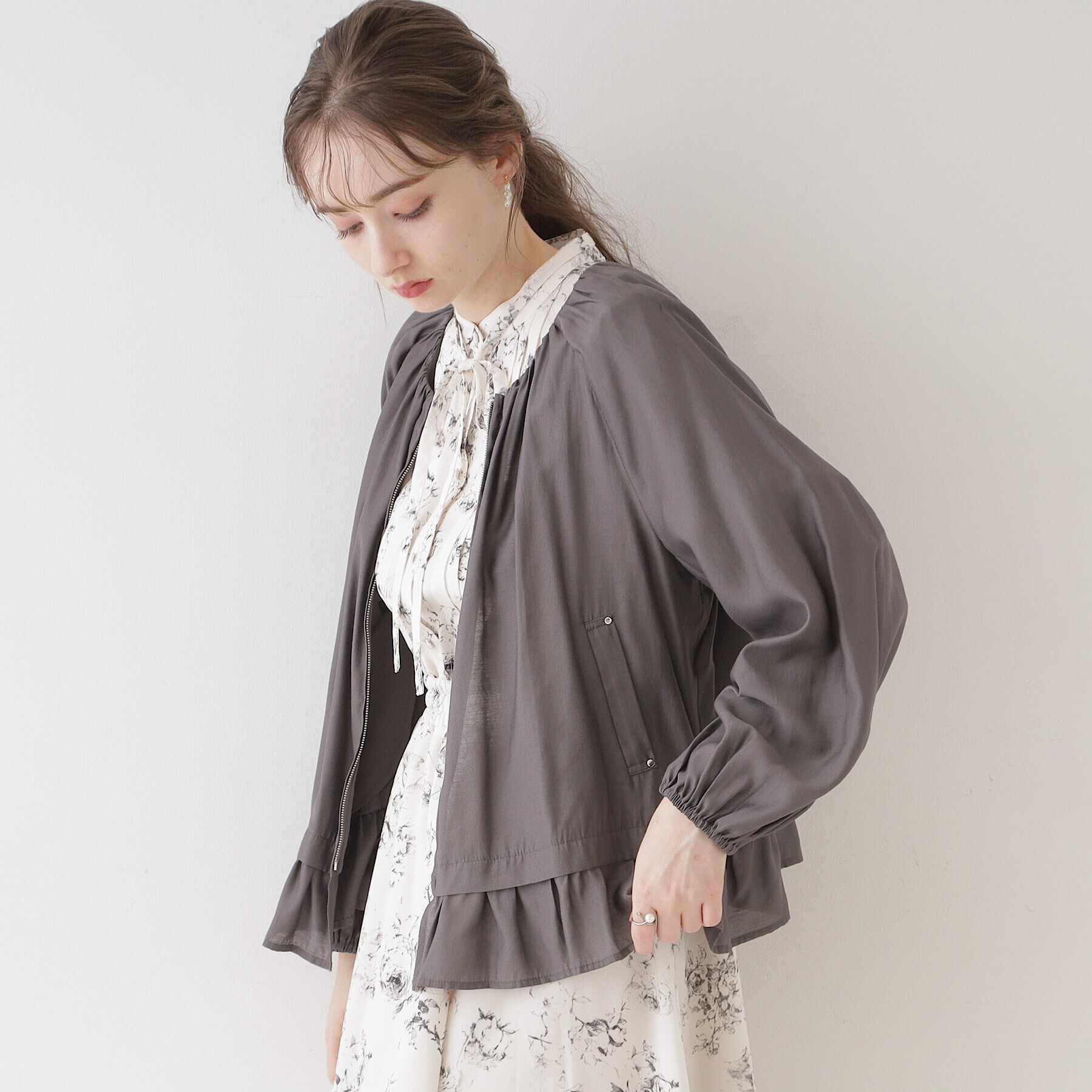 Couture broach「【上品・高見えブルゾン】シルキーローンノーカラーフリルブルゾン」|ブルゾン・スタジャン|ﾄｰﾌﾟ(054)