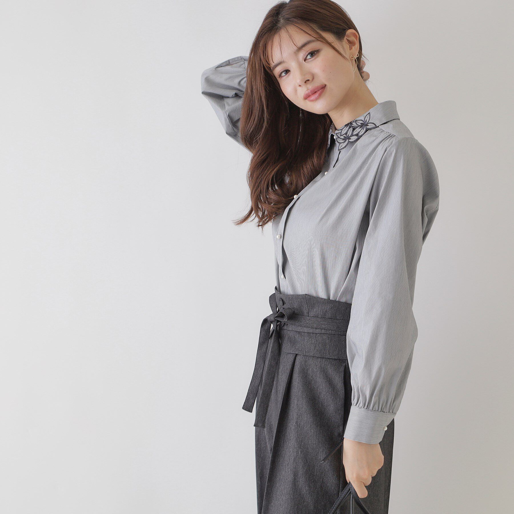 Couture broach「【華やかなアクセント】エンブロ刺繍先染めシャツ」|シャツ・ブラウス|