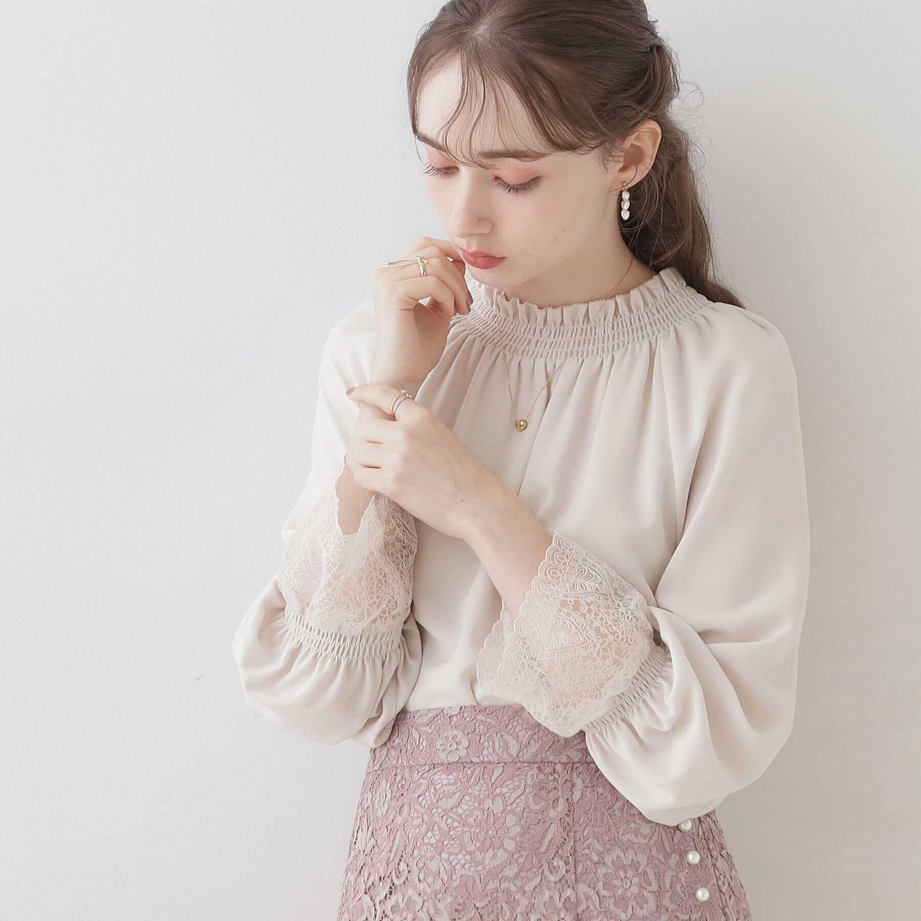 Couture broach「【オトナ可愛い・体型カバーが叶う】シャーリングネック レース袖チュニック」|シャツ・ブラウス|ﾗｲﾄｸﾞﾚｰ(011)