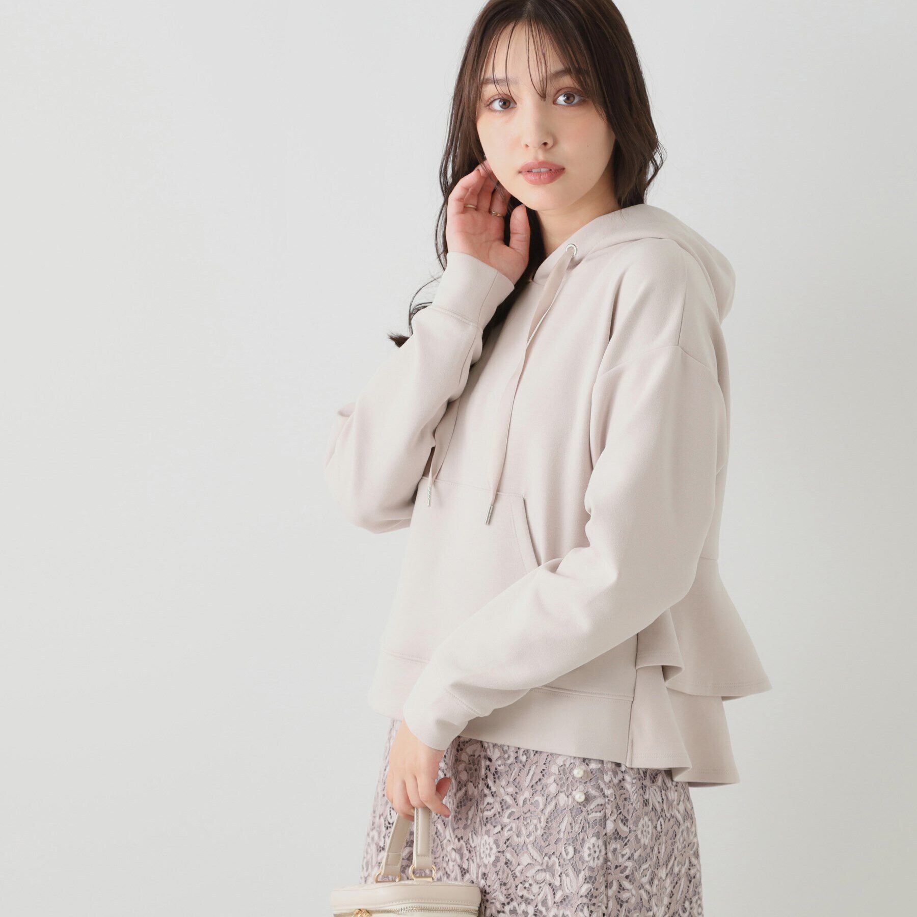 Couture broach「【洗える・オトナ可愛い】バックフリルダンボールフーディー」|パーカー|ﾗｲﾄｸﾞﾚｰ(011)