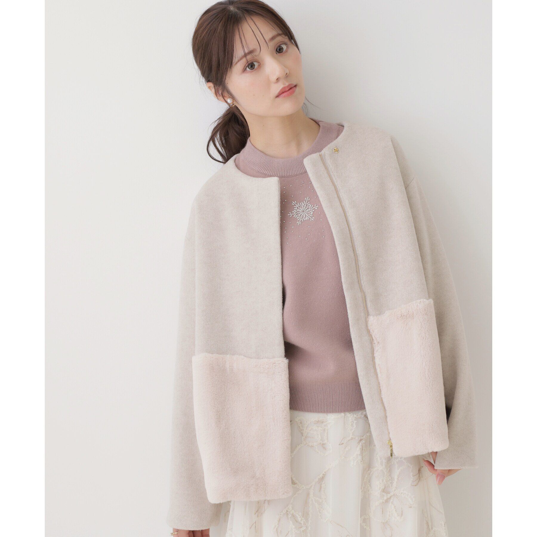 Couture broach「【軽くて柔らか・通勤にも】フェイクファー切替コート」|ノーカラーコート|