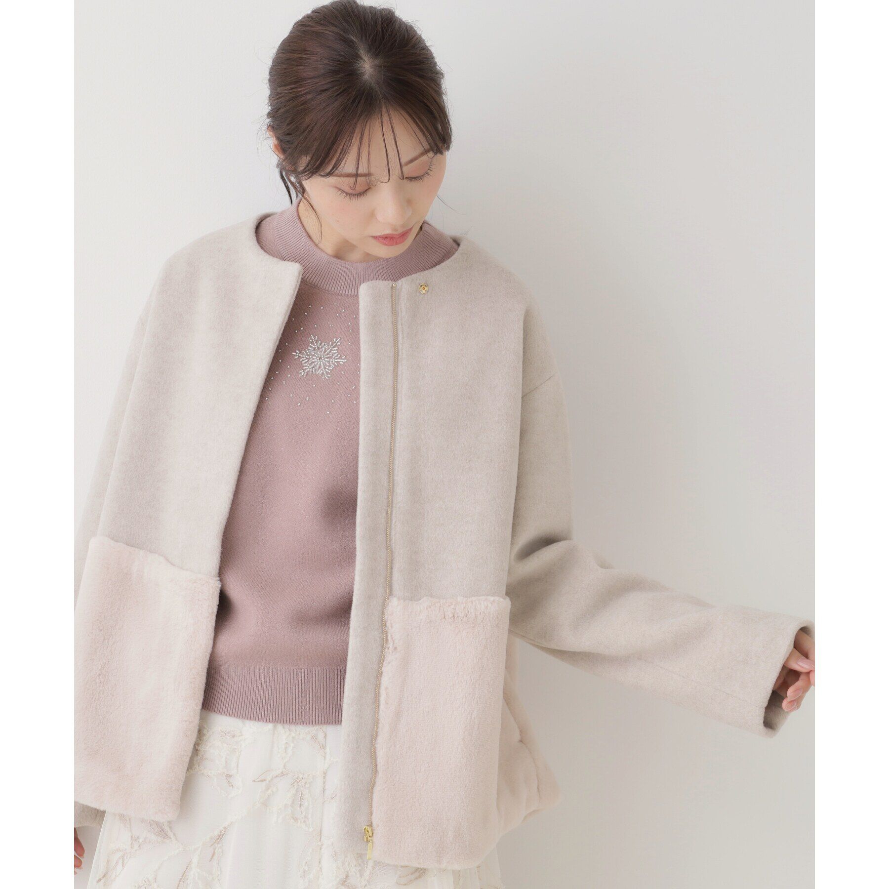 Couture broach「【軽くて柔らか・通勤にも】フェイクファー切替コート」|ノーカラーコート|