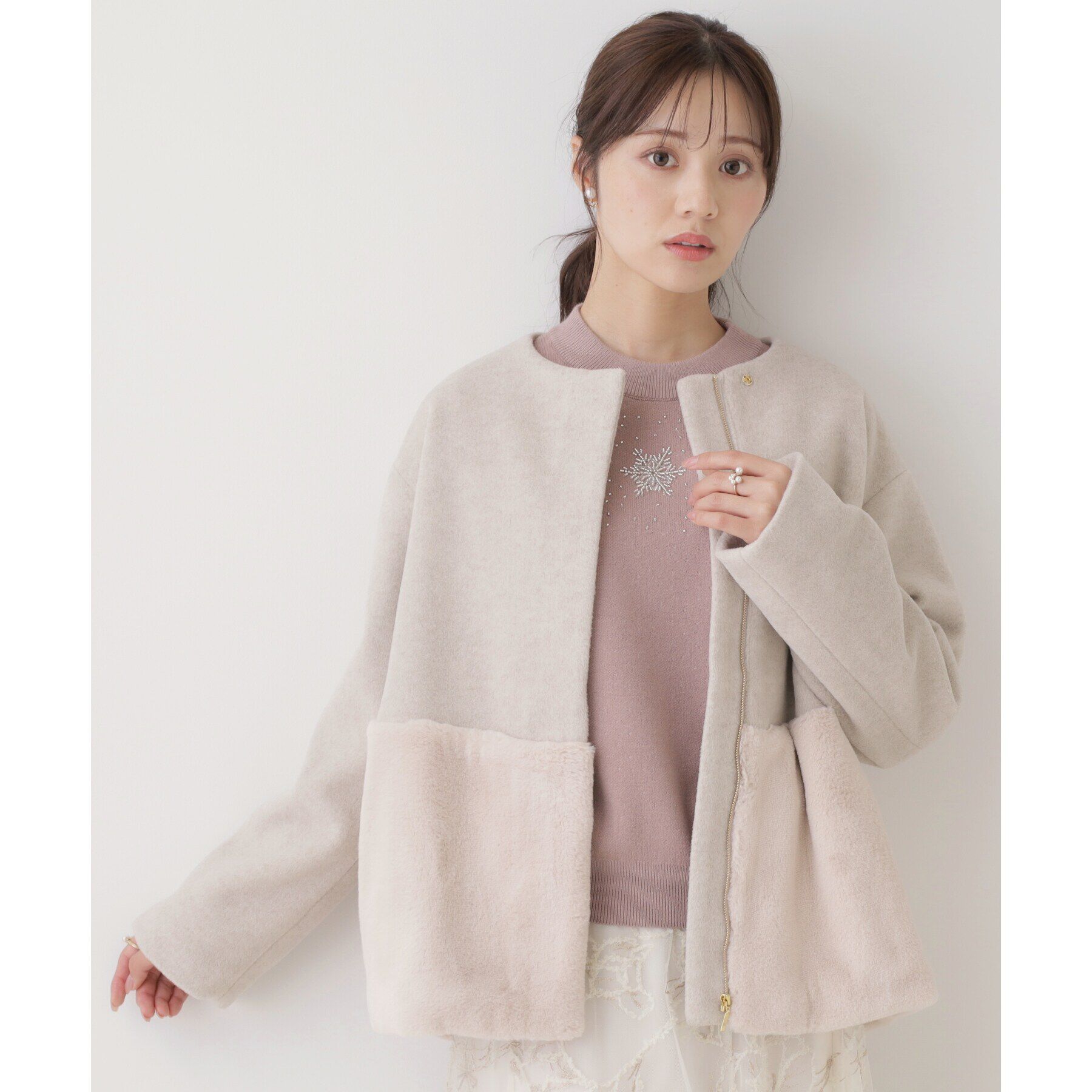 Couture broach「【軽くて柔らか・通勤にも】フェイクファー切替コート」|ノーカラーコート|