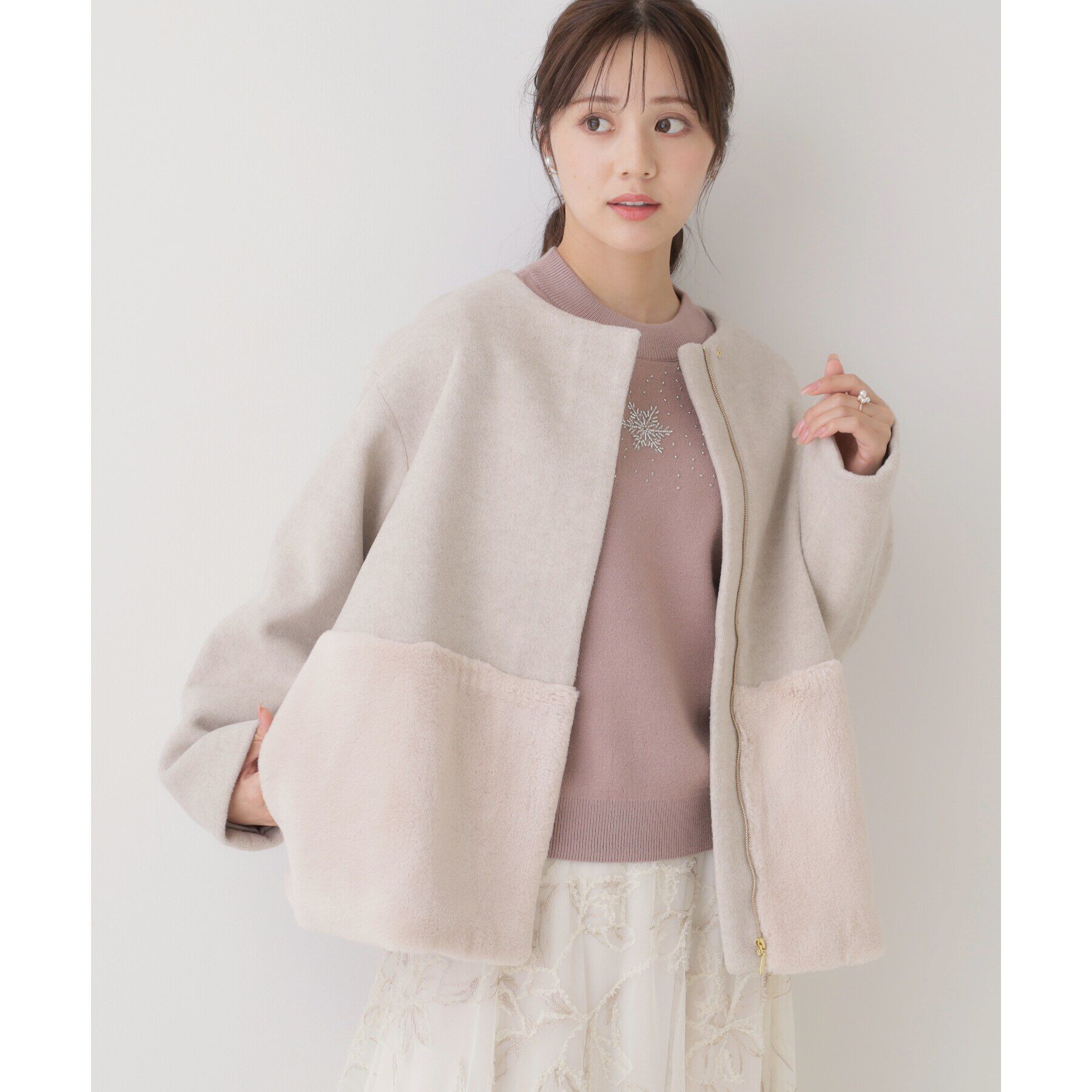 Couture broach「【軽くて柔らか・通勤にも】フェイクファー切替コート」|ノーカラーコート|ﾗｲﾄﾍﾞｰｼﾞｭ(051)