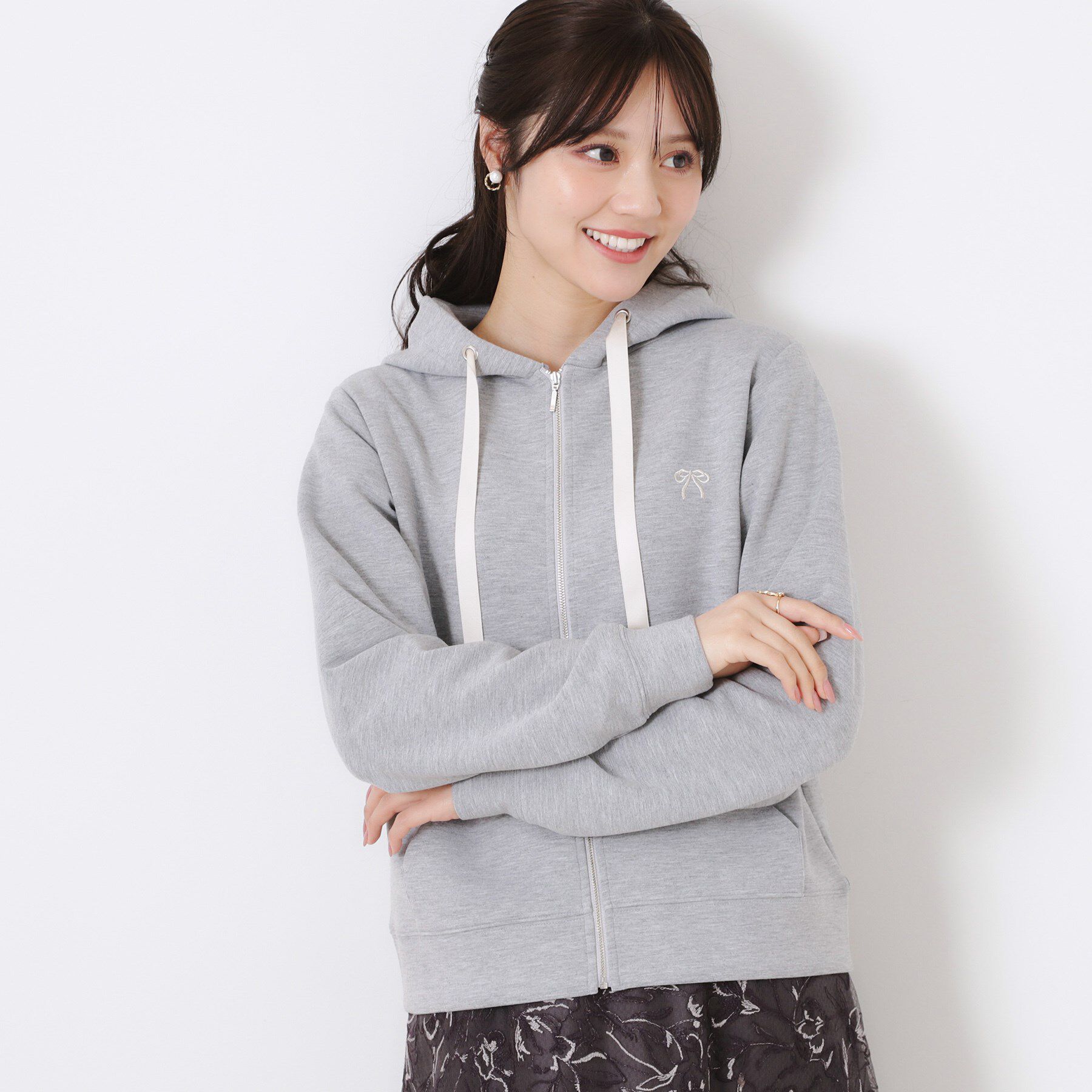 Couture broach「【大人可愛い・きれいめ】リボン刺繍ダンボールZIPフーディ」|パーカー|
