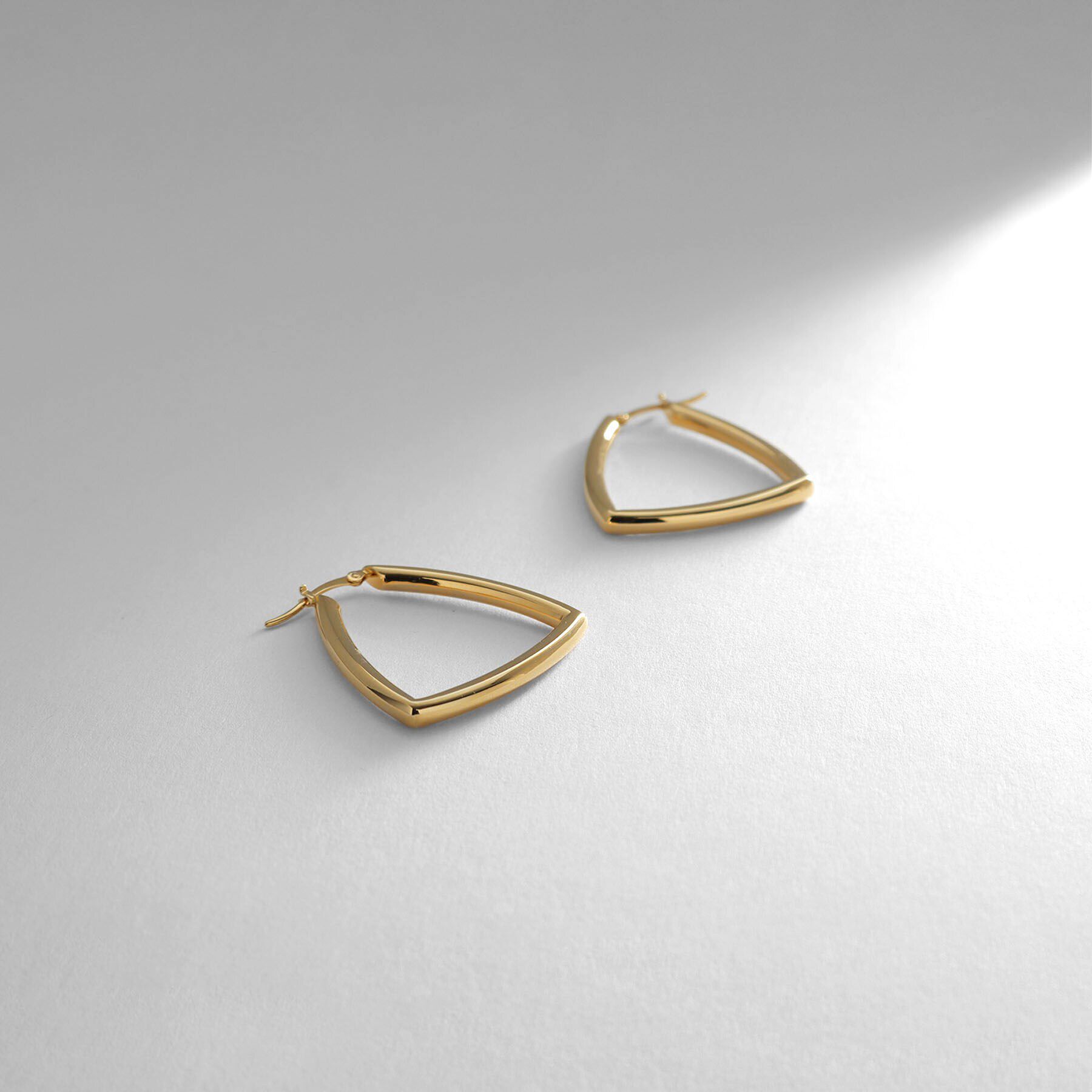 COCOSHNIK ONKITSCH「シルバー ホロウ フープトライアングルピアス GP」|ピアス|ゴールド(600)