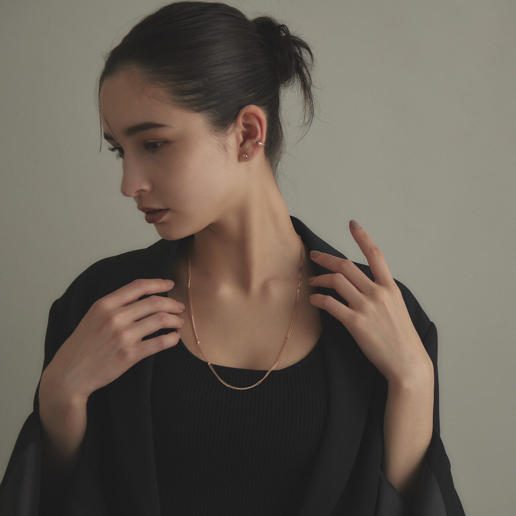 COCOSHNIK「K10月甲クロス イヤーカフ」|イヤリング|