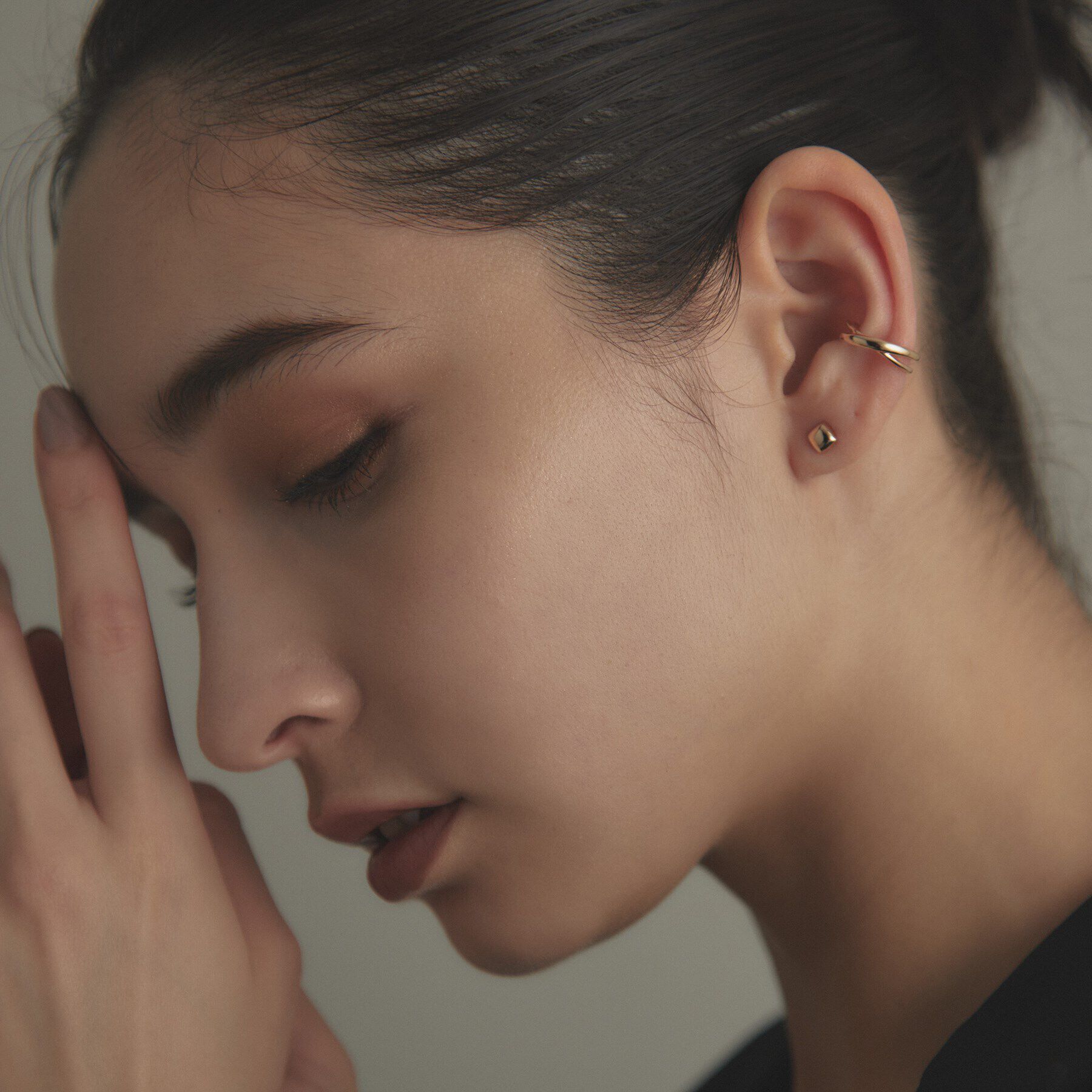 COCOSHNIK「K10月甲クロス イヤーカフ」|イヤリング|