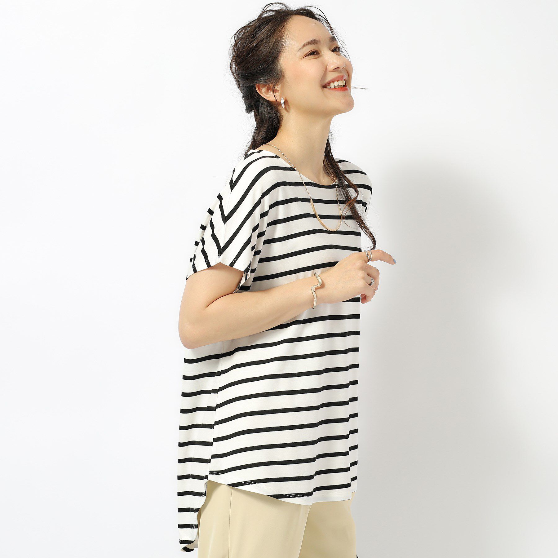 SHOO･LA･RUE「【UV】アウトで決まる とろみラウンドヘム半袖トップス」|Tシャツ・カットソー|ブラック(319)