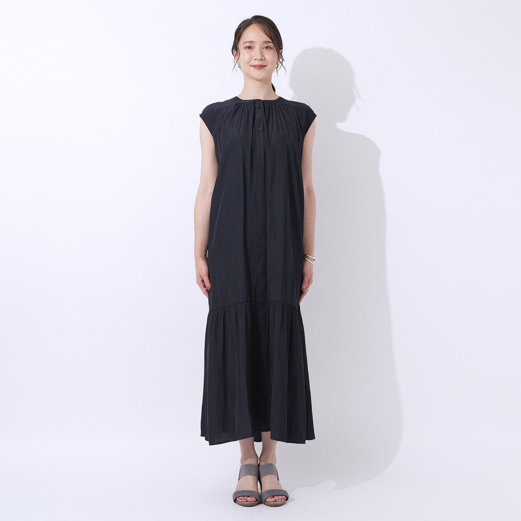 SHOO･LA･RUE「柔らかで上品な光沢感　バンドカラー ティアードワンピース」|ワンピース|